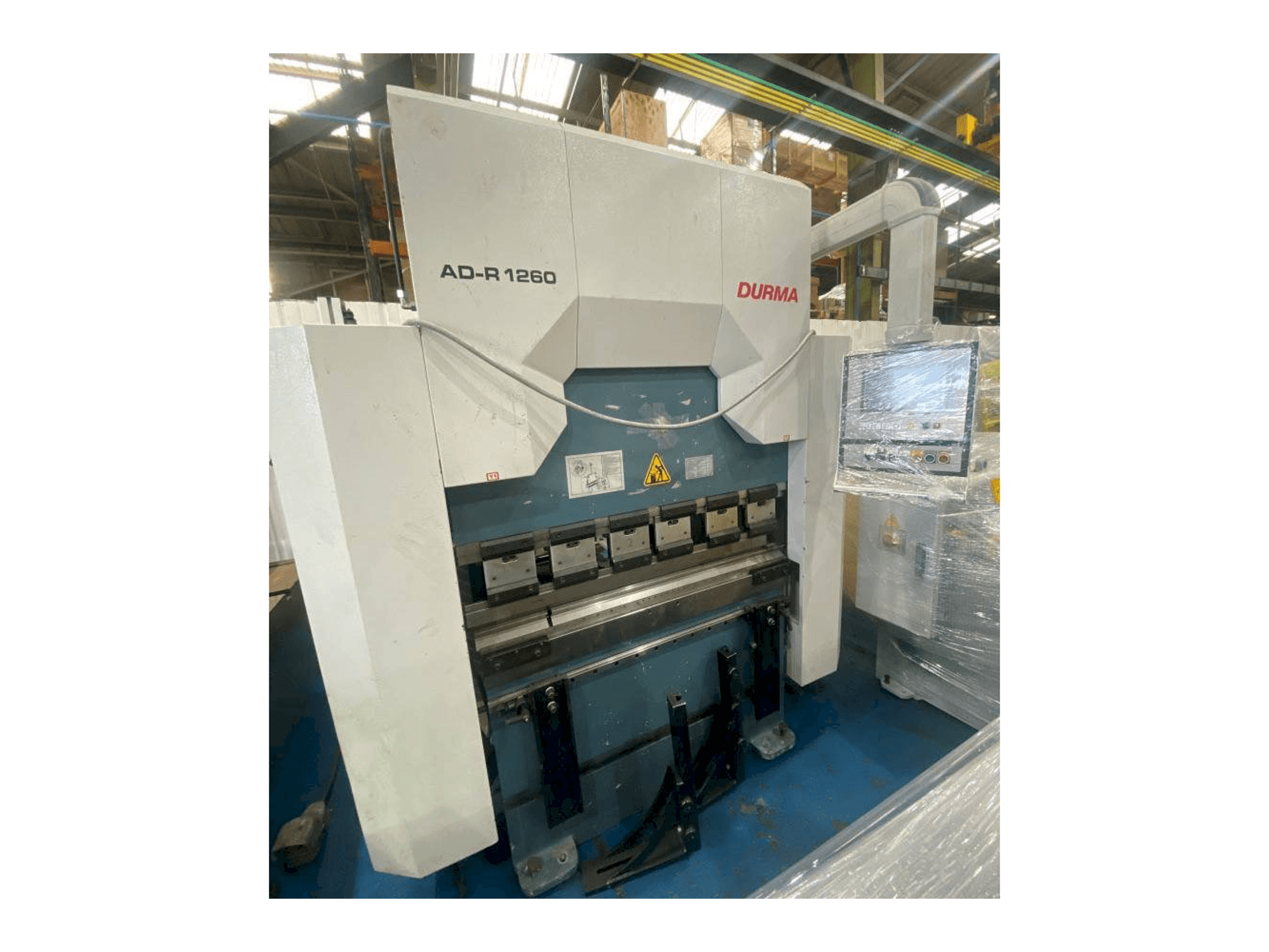 Vooraanzicht van Durma AD-R 1260 machine