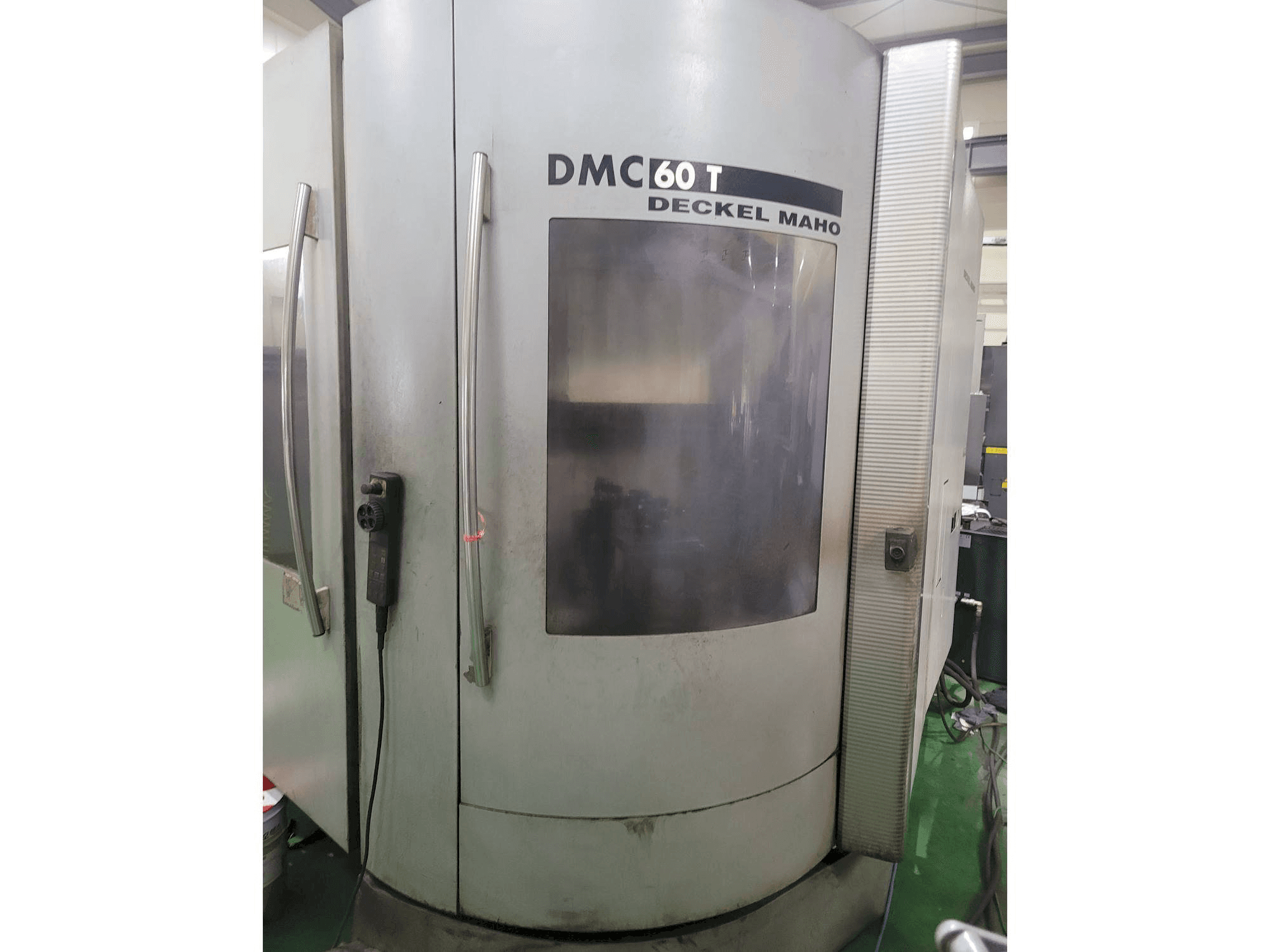 Vooraanzicht van DECKEL MAHO DMC 60 T machine