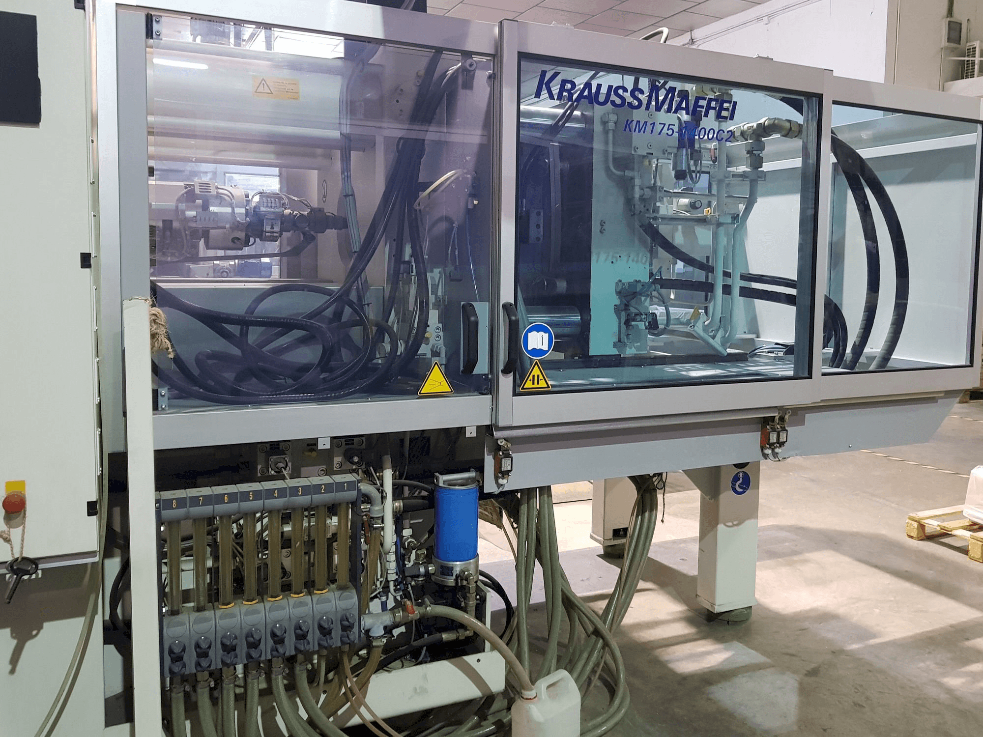 Vooraanzicht van Krauss Maffei 175-1400 C2 machine