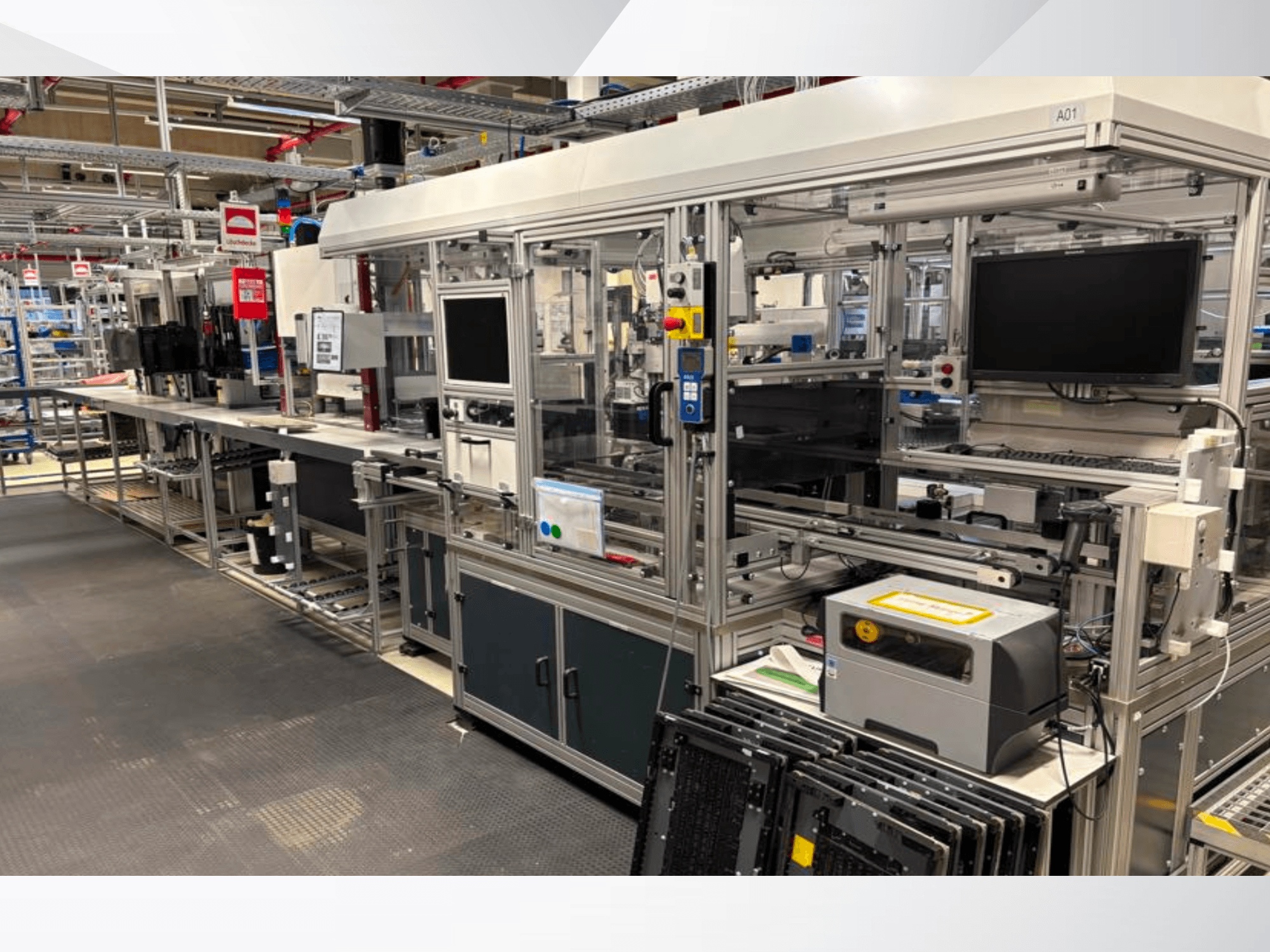 Automatiseringsopstelling van het AMADA Jupiter-systeem in zijaanzicht, met beeldschermen, bedieningspanelen en machineonderdelen.