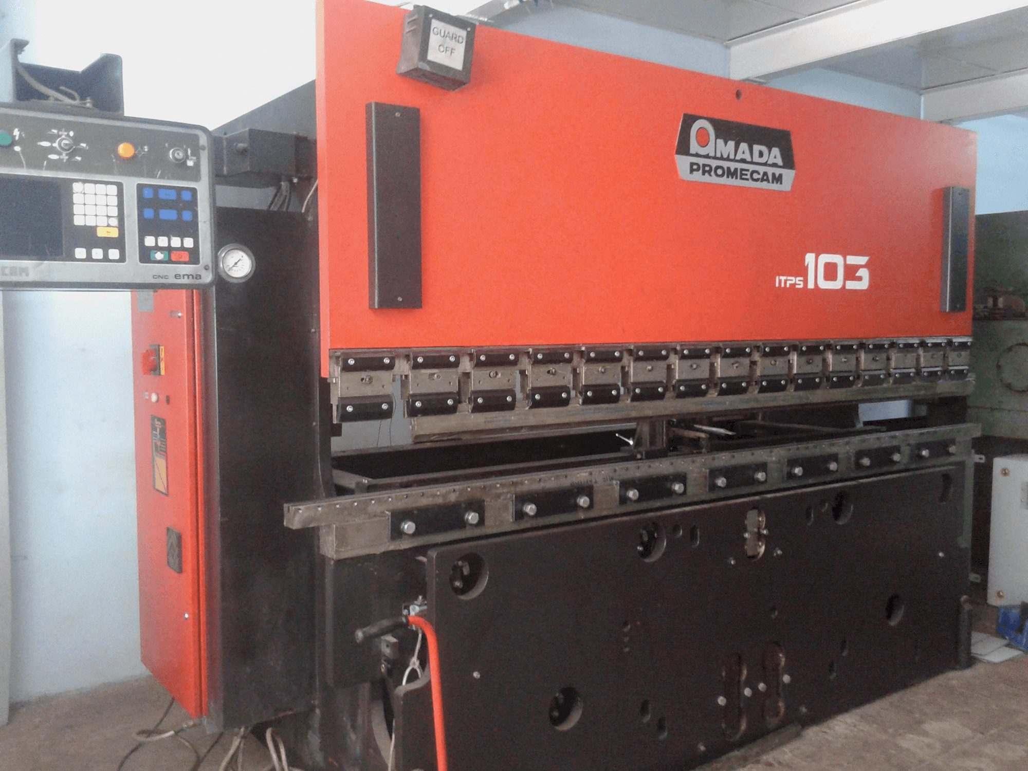 Links zicht van AMADA ITPS 103 machine