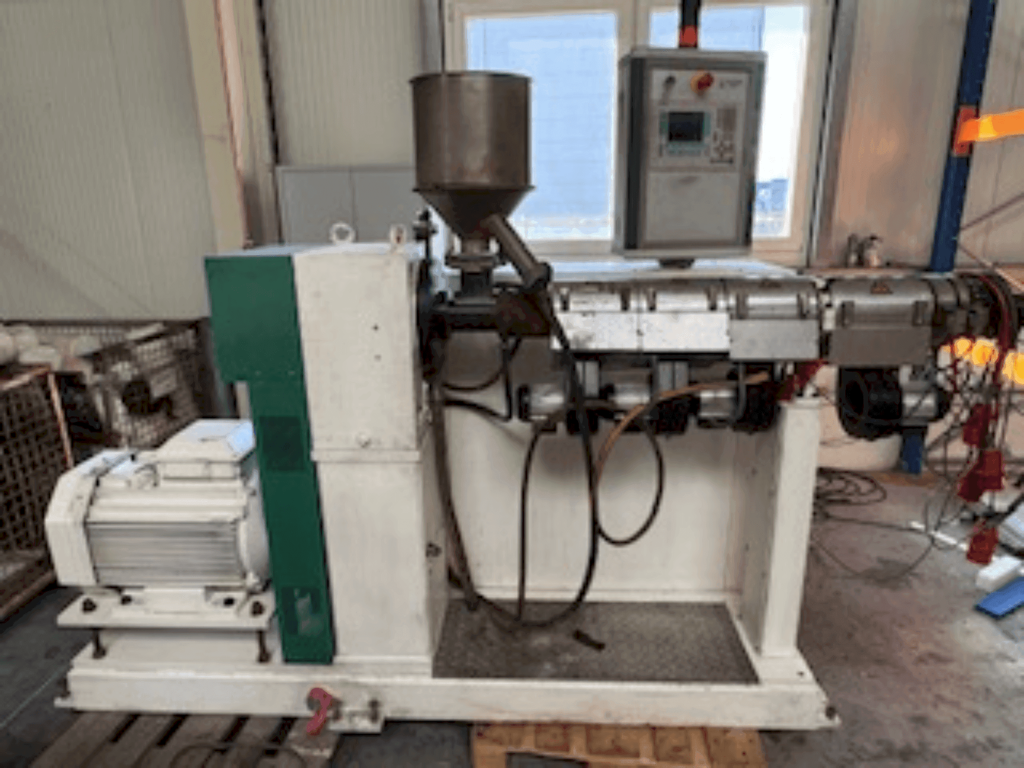 Vooraanzicht van KUHNE KS45-24D machine