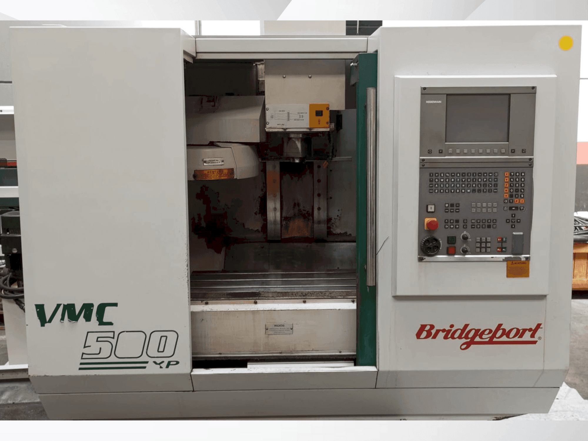 Vooraanzicht van Bridgeport VMC 500 XP machine