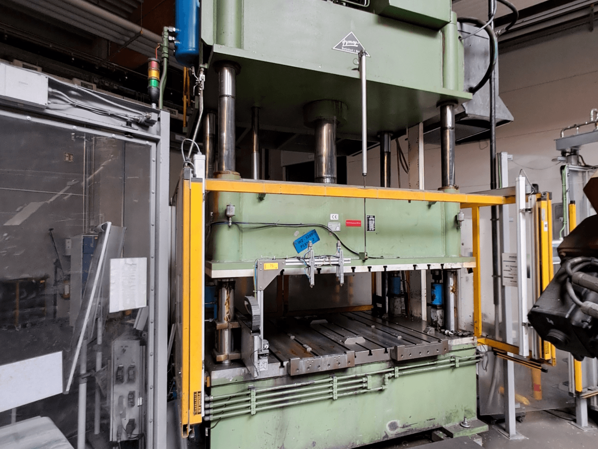 Metaalpers HS 4 160-K van Other, vooraanzicht, met een groot groen frame, hydraulische cilinders en veiligheidsafschermingen.
