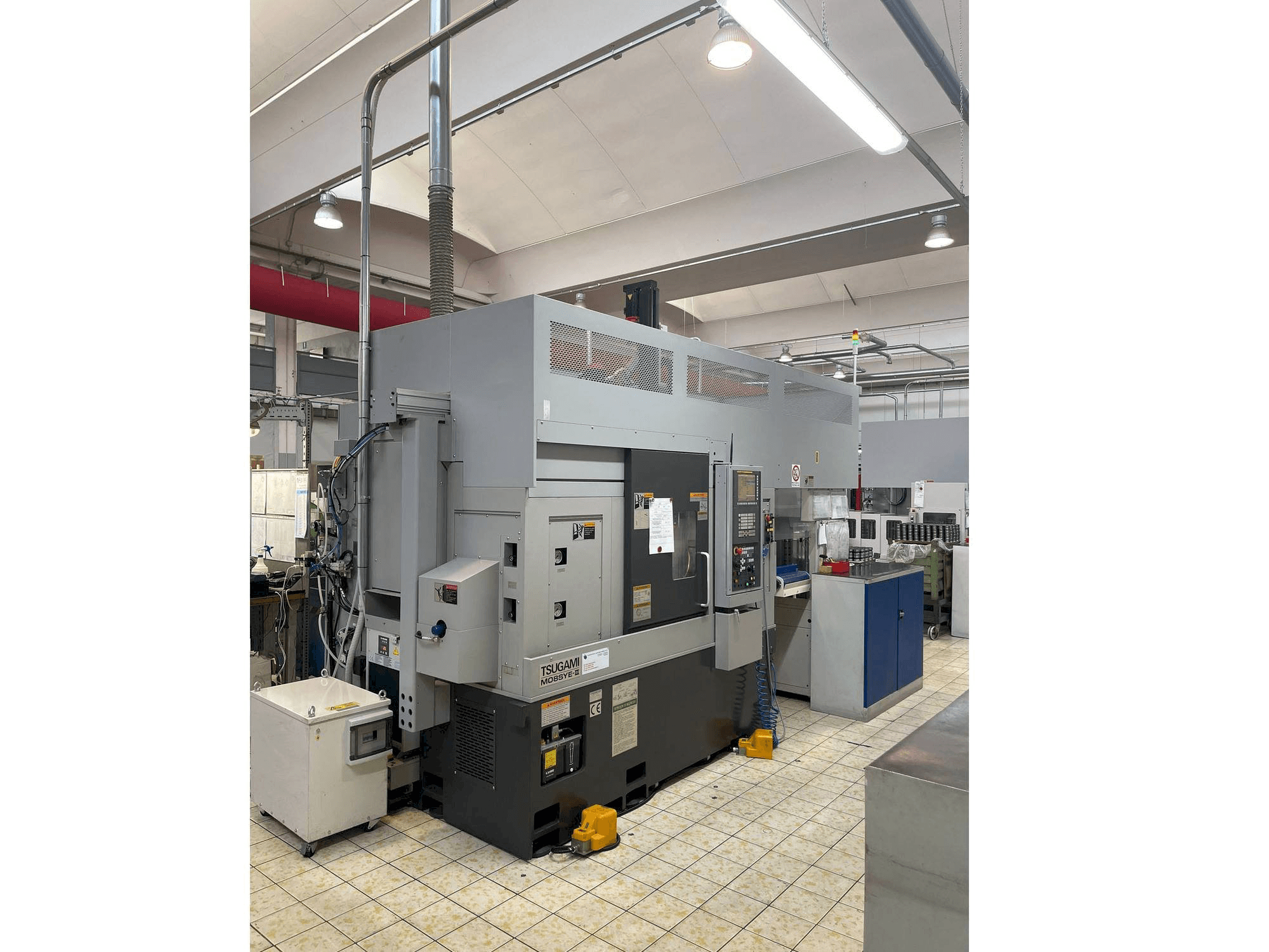 Vooraanzicht van TSUGAMI M08SYE-II machine