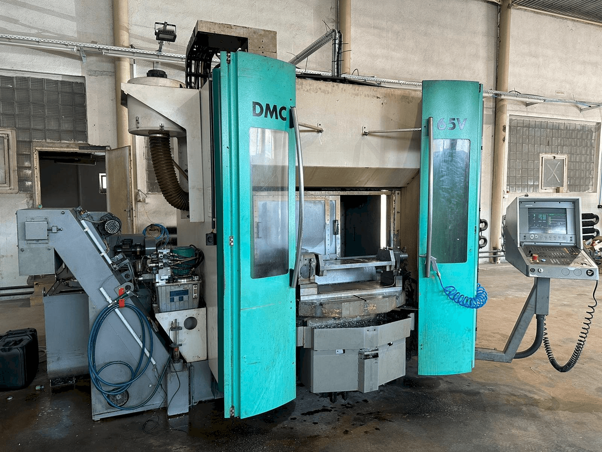 Vooraanzicht van DECKEL MAHO DMC 65V machine