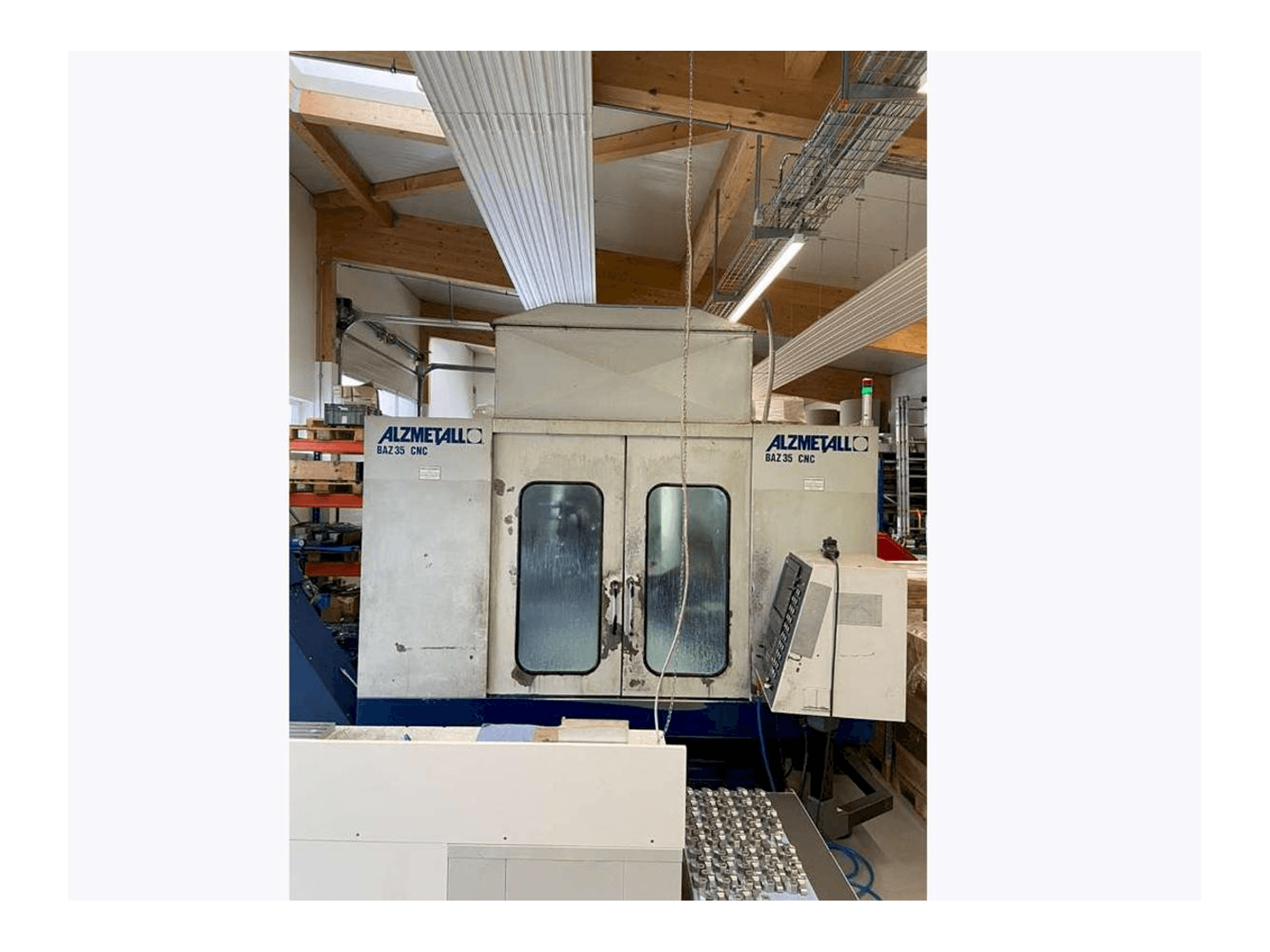 Vooraanzicht van Alzmetall CNC BAZ 35 machine