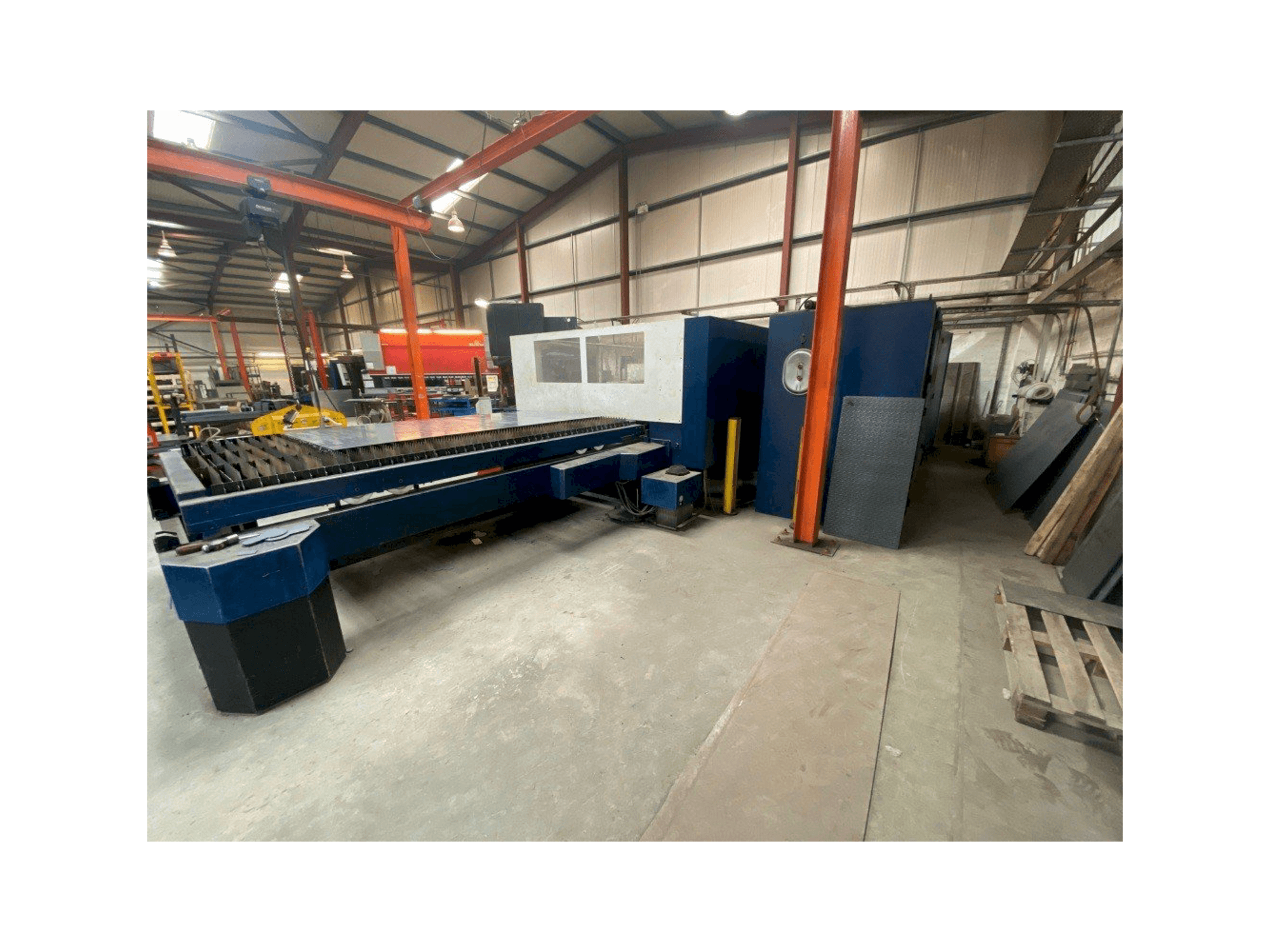 Vooraanzicht van Trumpf TRUMATIC L3030 machine