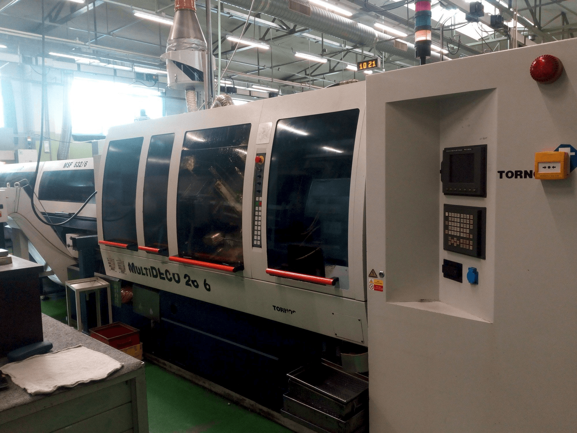 Vooraanzicht van Tornos Multideco 26/6 machine