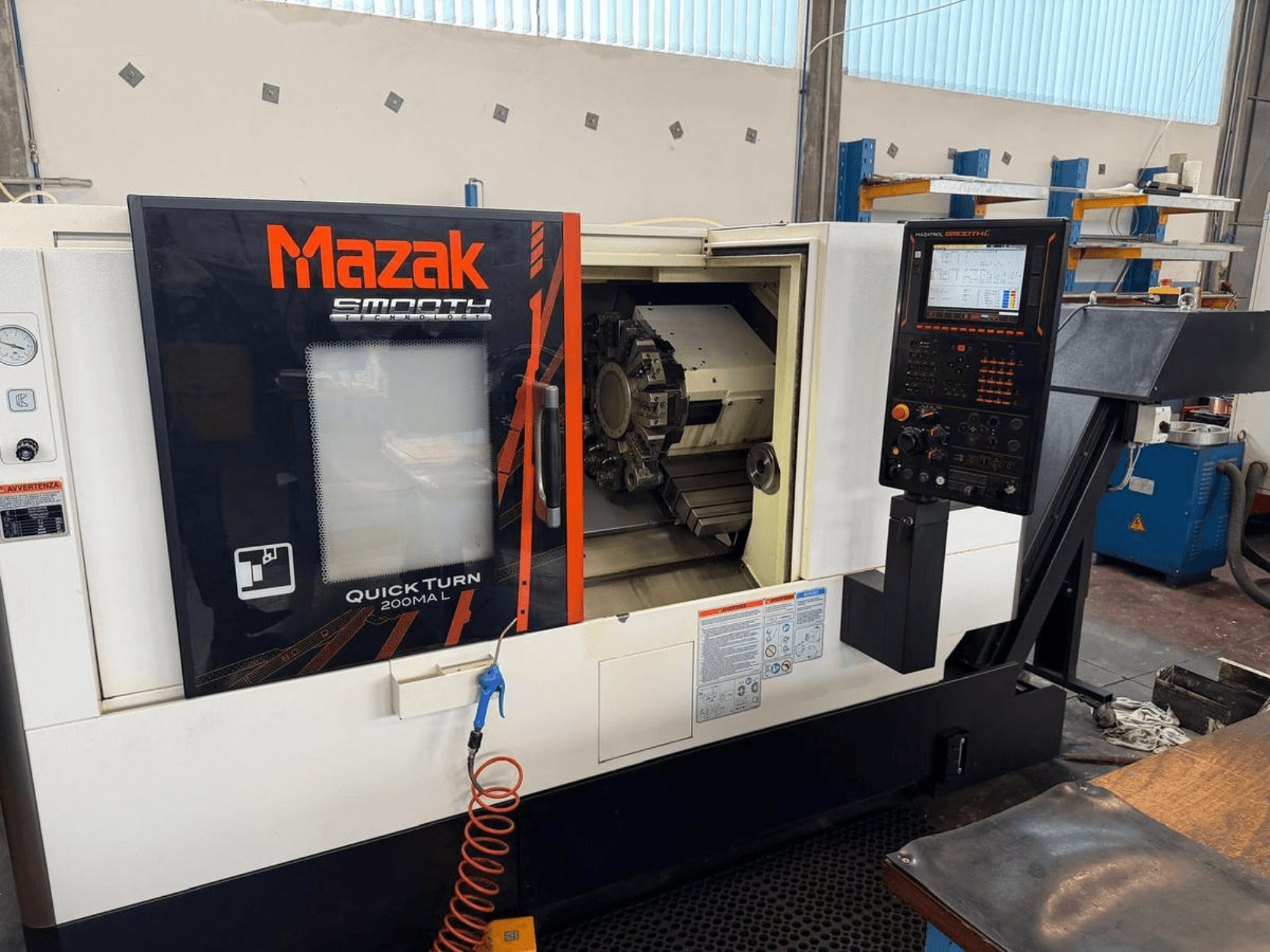Mazak QUICK TURN 200MA L horizontale draaimachine, vooraanzicht van bedieningspaneel en bewerkingskamer.