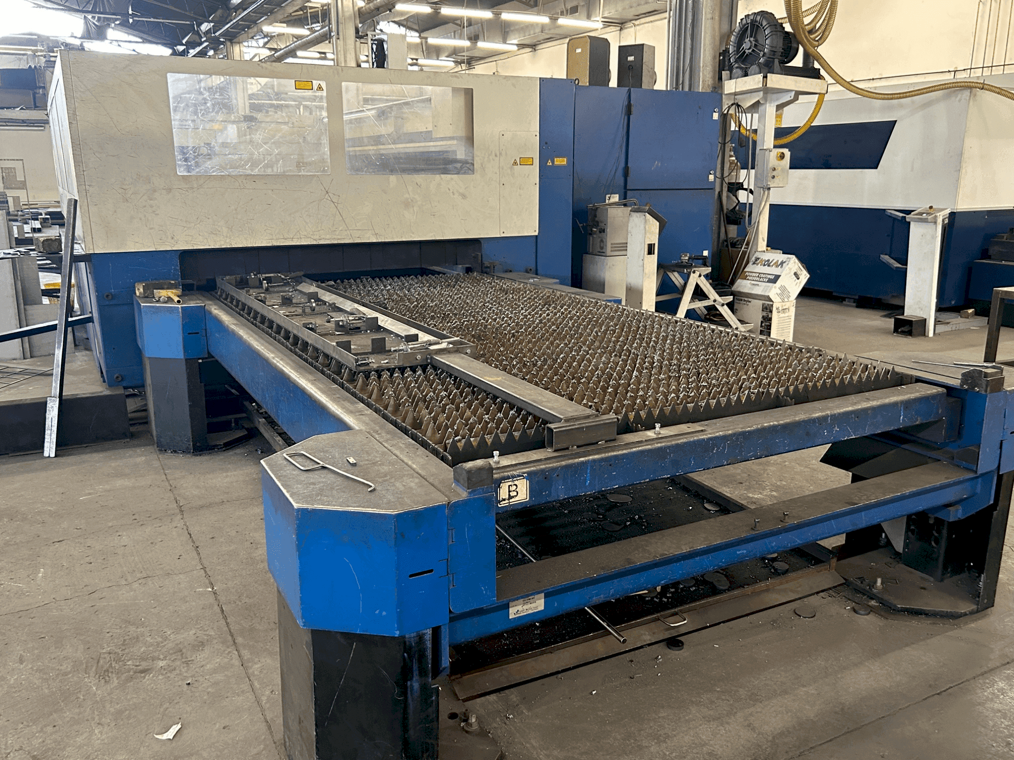 Vooraanzicht van TRUMPF trulaser 3030 (2007) machine