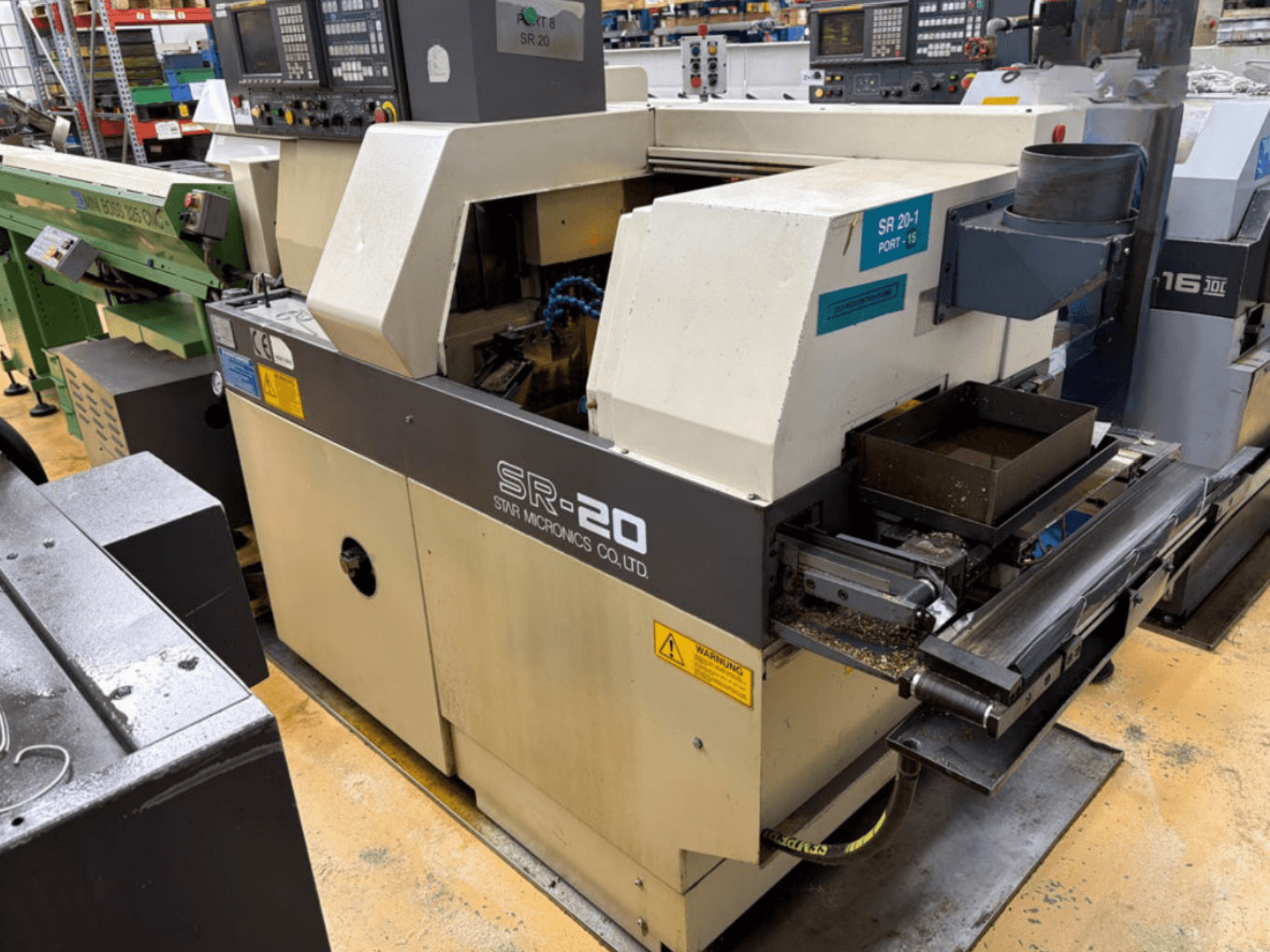 STAR MICRONICS SR20 draaibank van het Zwitserse type in zijaanzicht, met bedieningspaneel en bewerkingsgebied met spanen.