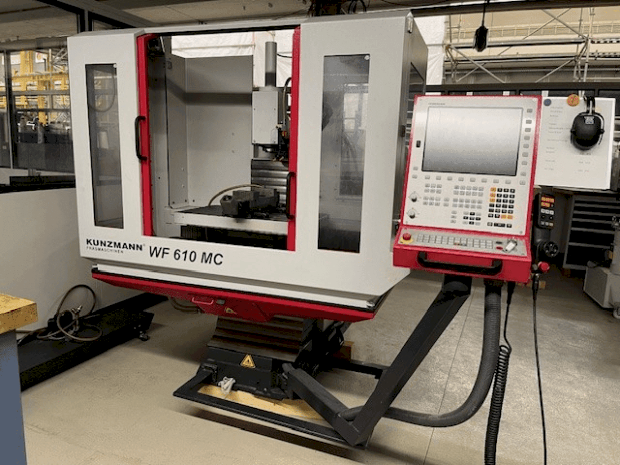 Vooraanzicht van KUNZMANN WF 610MC machine