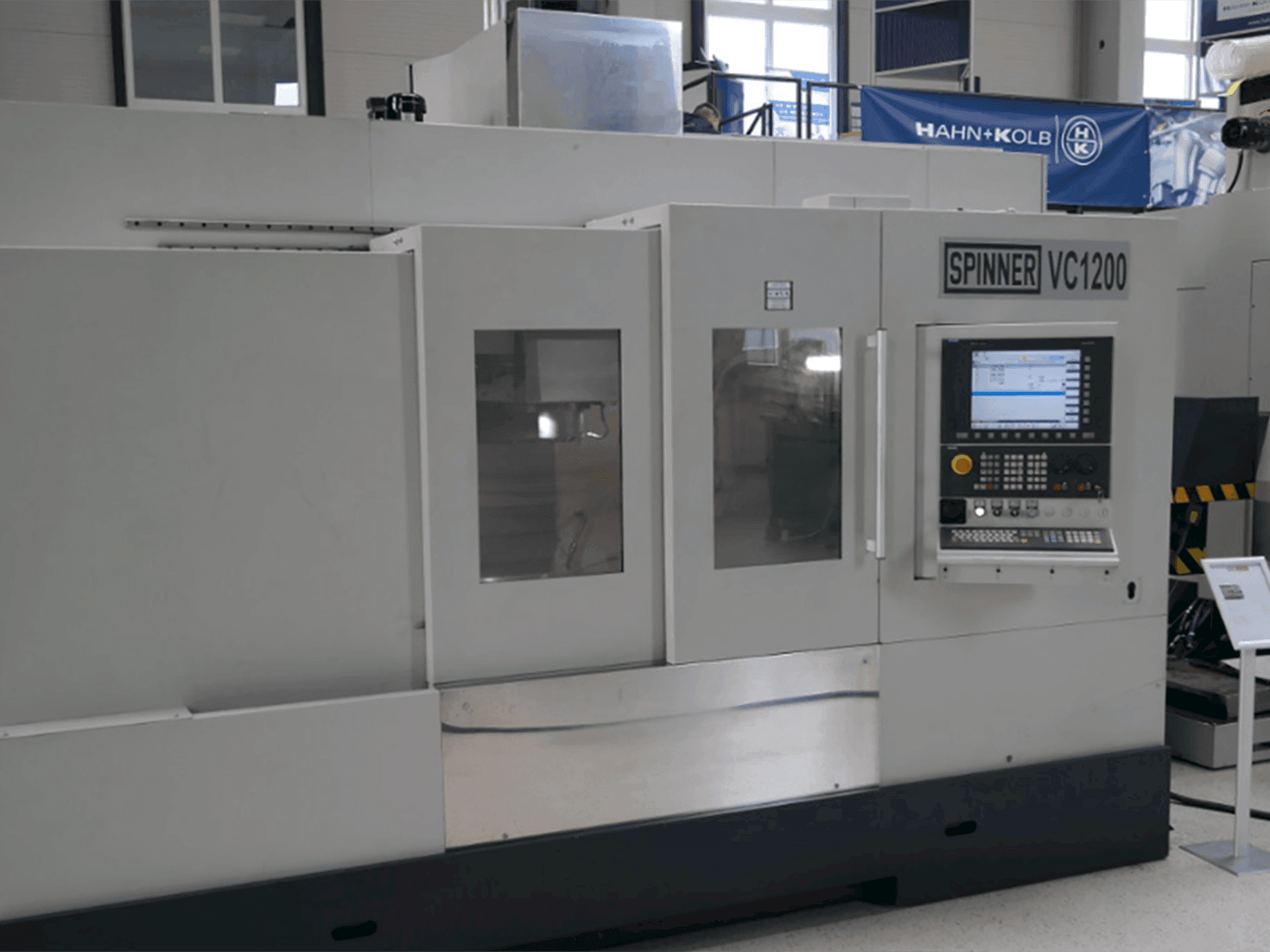 Vooraanzicht van SPINNER VC 1200 machine