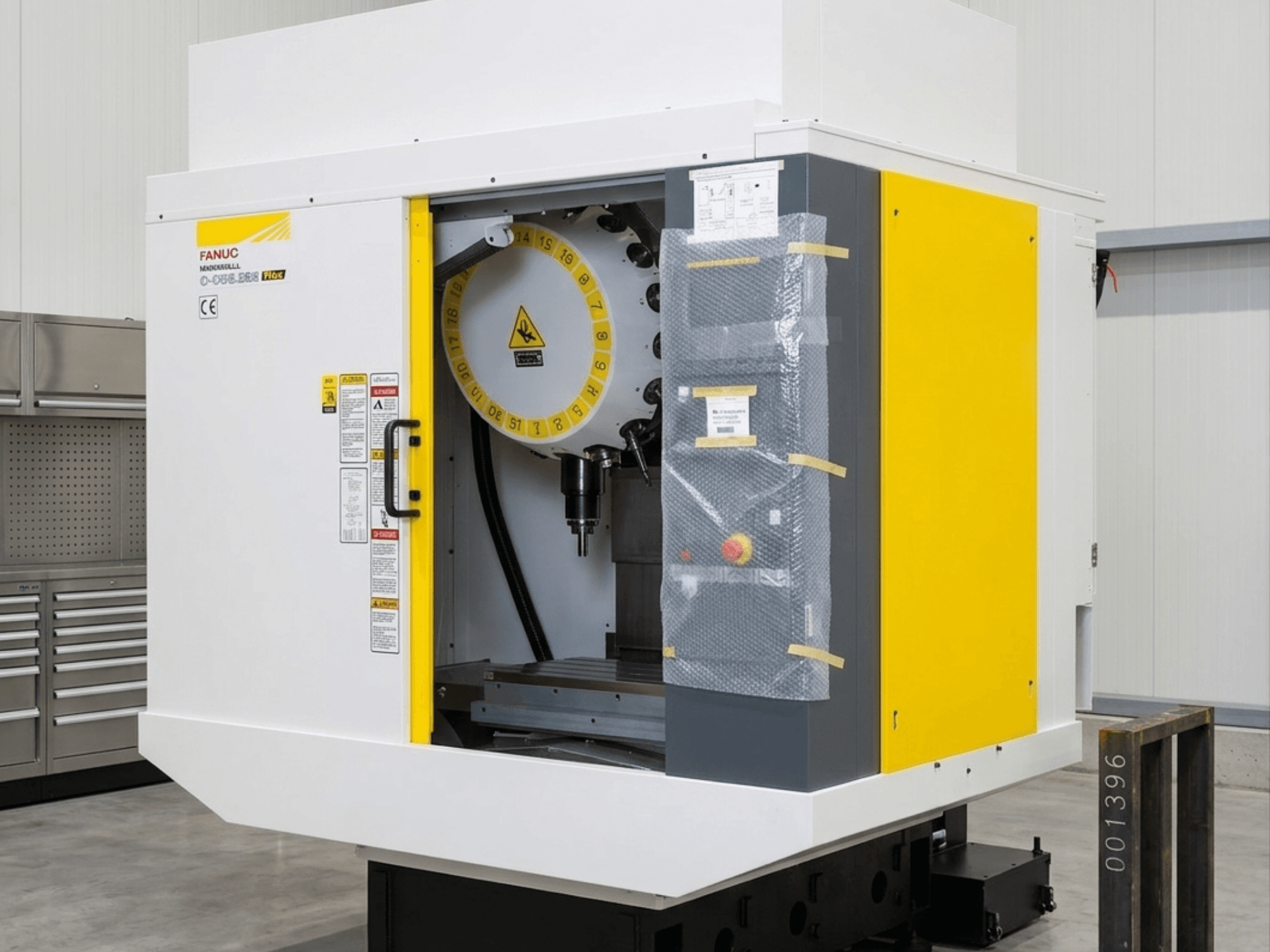 FANUC Robodrill D21MIB 5ADV Plus verticaal bewerkingscentrum, vooraanzicht met bedieningspaneel en spindelgebied.
