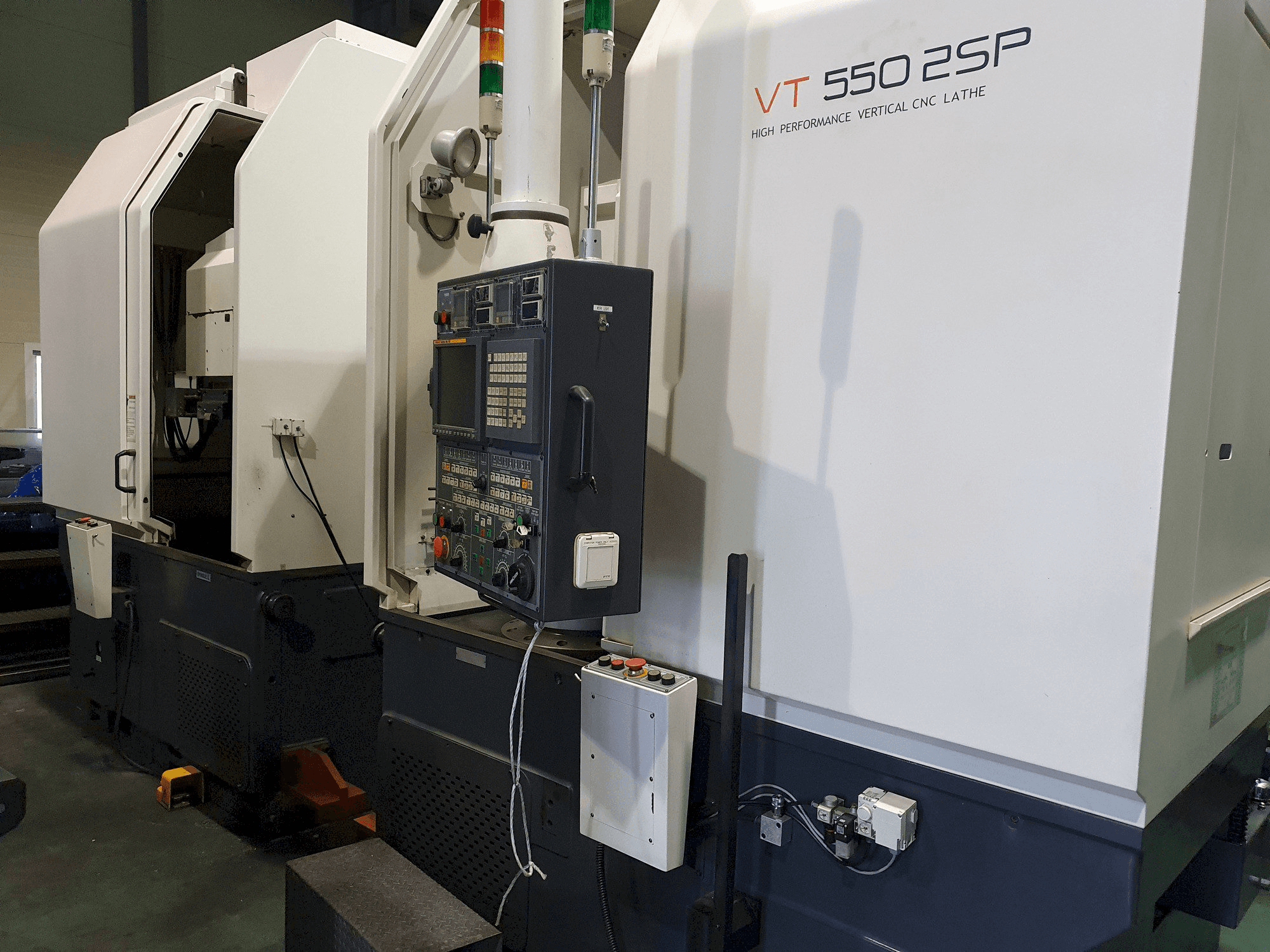 Vooraanzicht van HWACHEON VT-500 2SP machine