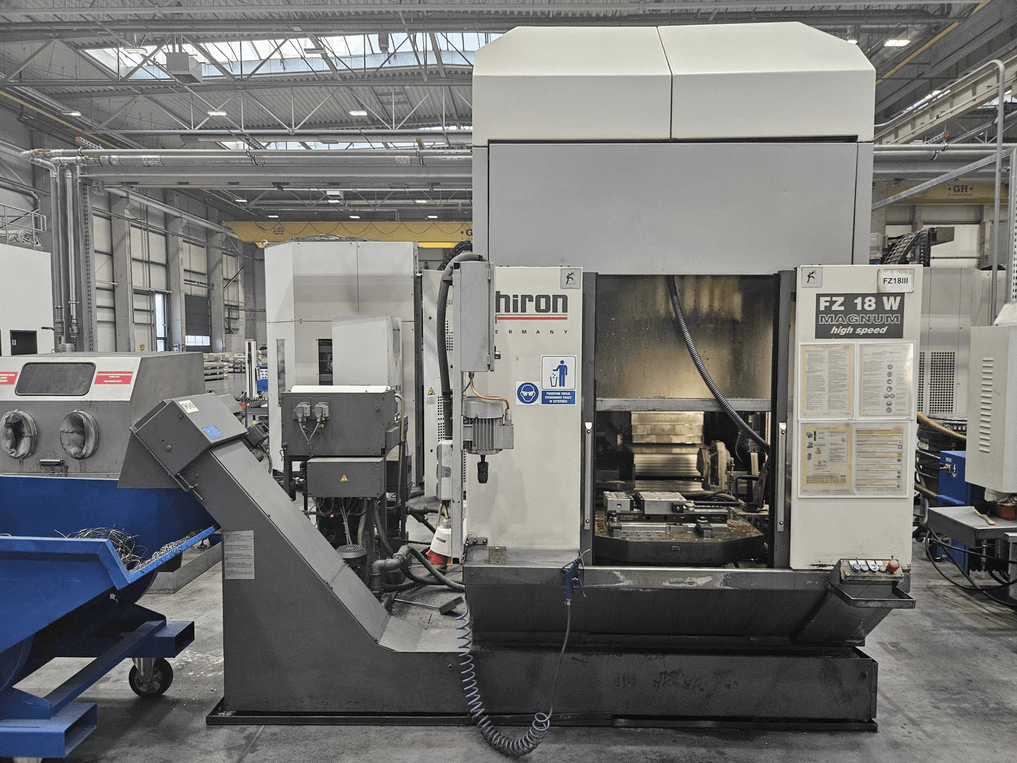 Hiron FZ 18 W Magnum machine, vooraanzicht, met het bedieningspaneel, de spindel en de aangesloten afvalgoot.