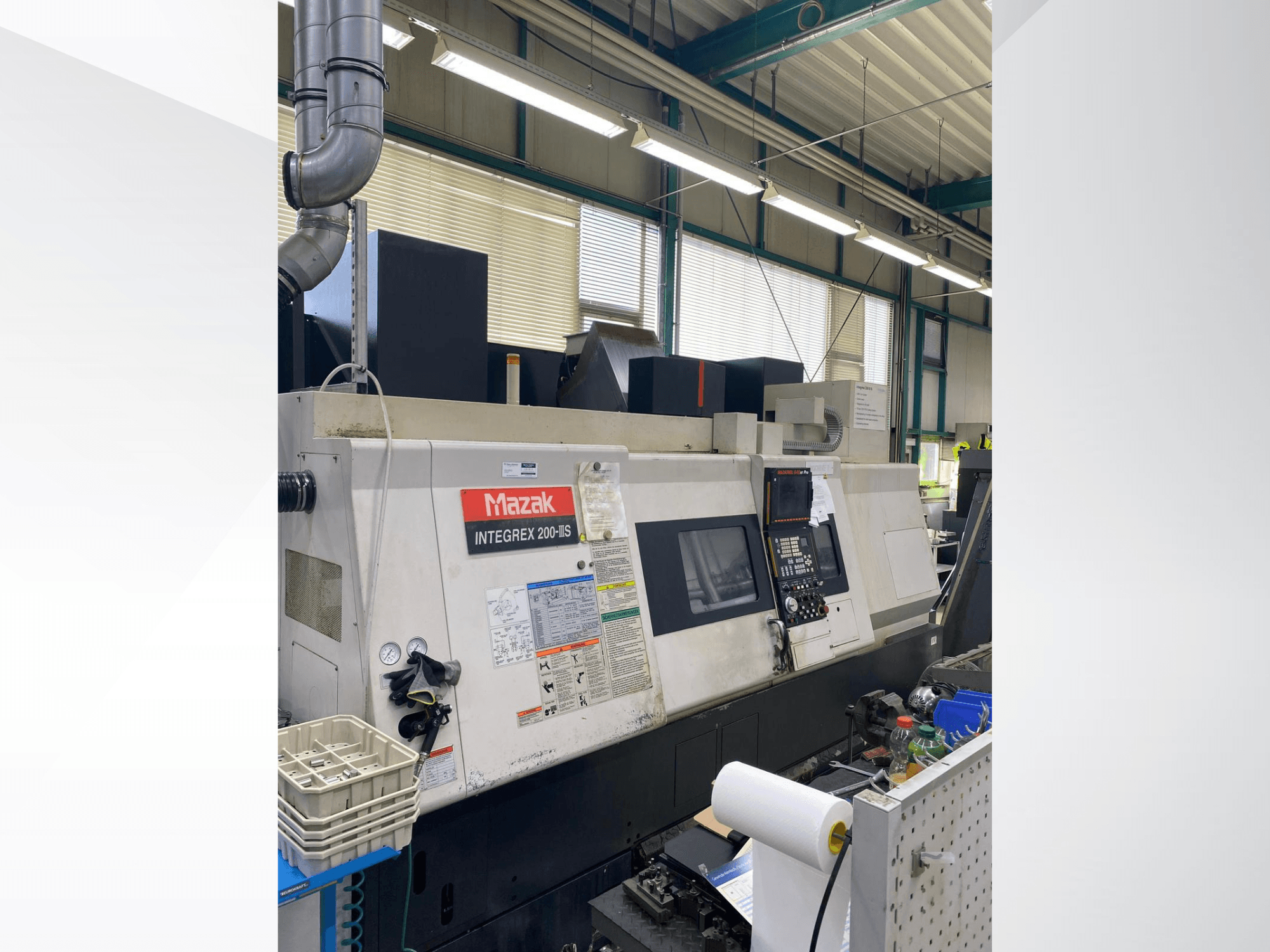 Mazak INTEGREX 200 III S draai-freescentrum, zijaanzicht, met het bedieningspaneel, de meetinstrumenten en het gereedschap in de werkruimte.