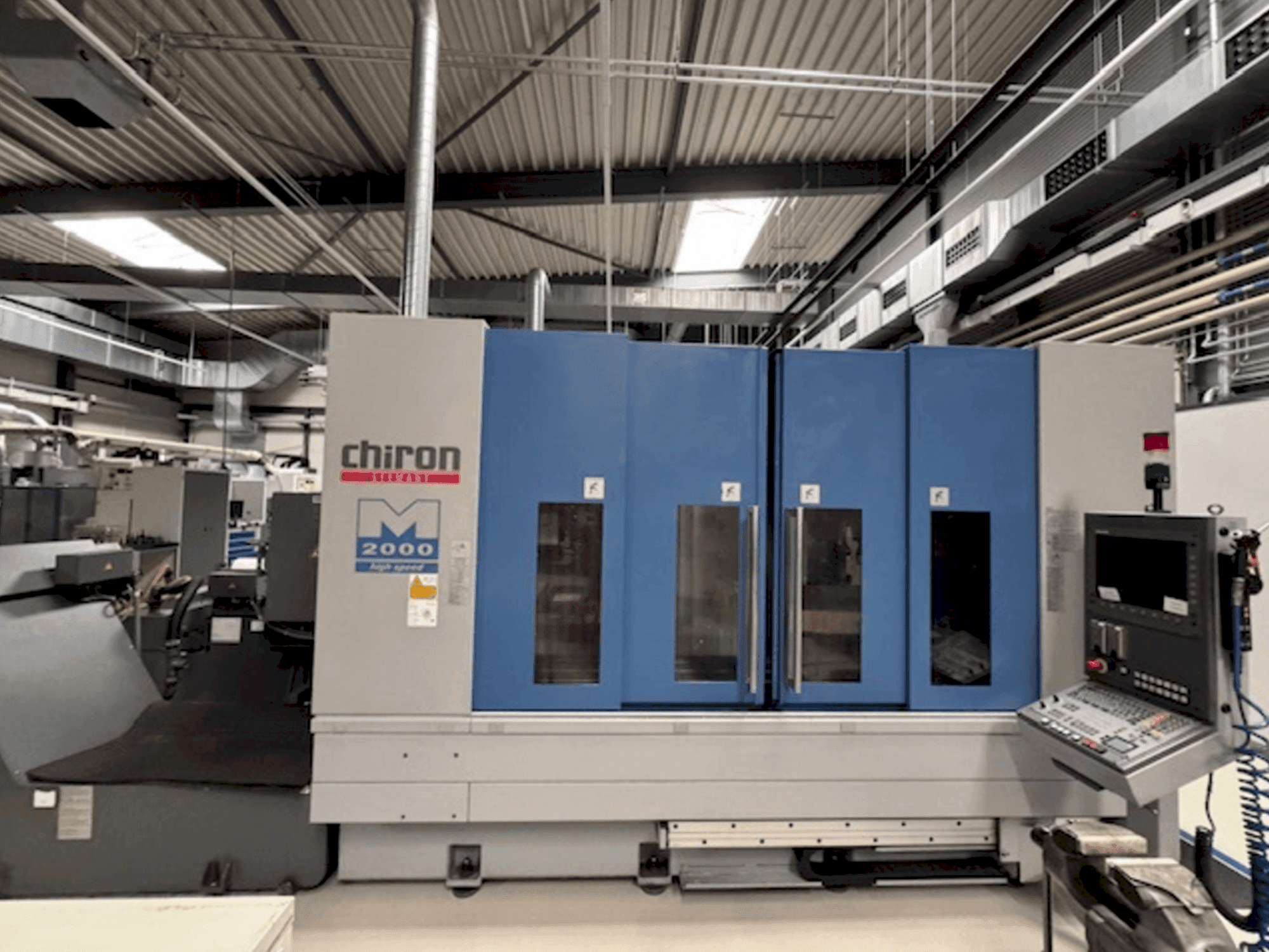 Vooraanzicht van CHIRON Mill 2000 machine