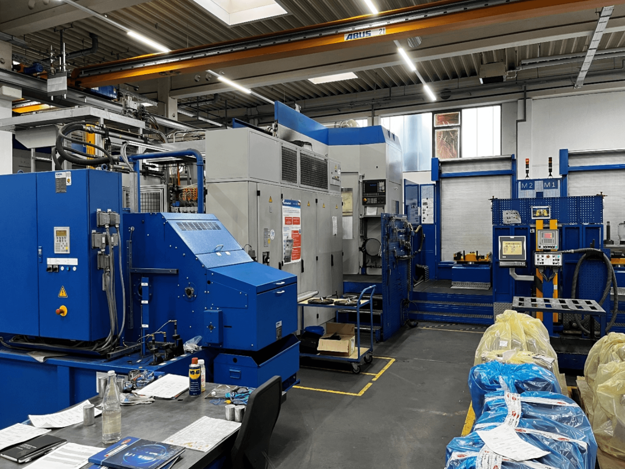 BW MCX750 M1 horizontaal bewerkingscentrum, vooraanzicht met bedieningspaneel en werkgebied met gereedschappen en materialen.