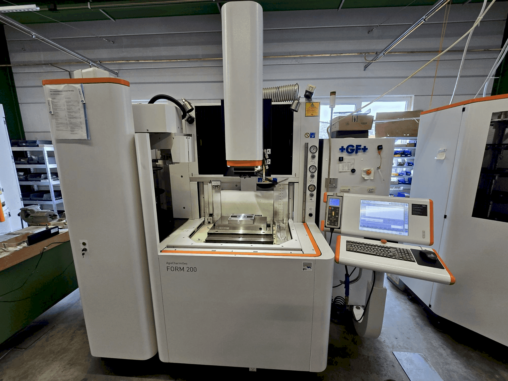 Vooraanzicht van AgieCharmilles FORM 200 machine