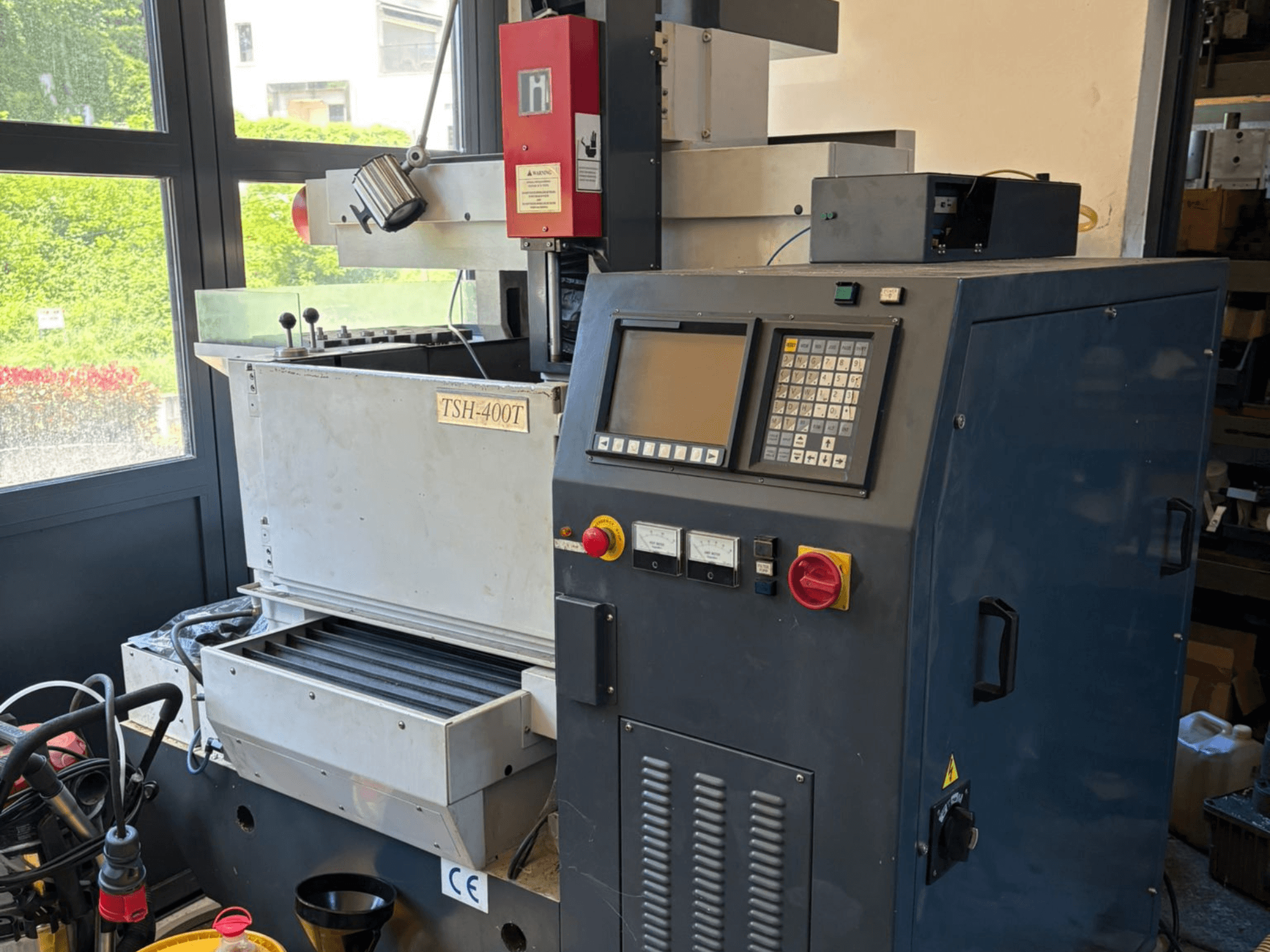 Bovenaanzicht van TOPEDM TSH-400T zinkvonkmachine, met het bedieningspaneel en het werkgebied. Geschikt voor precisietaken.
