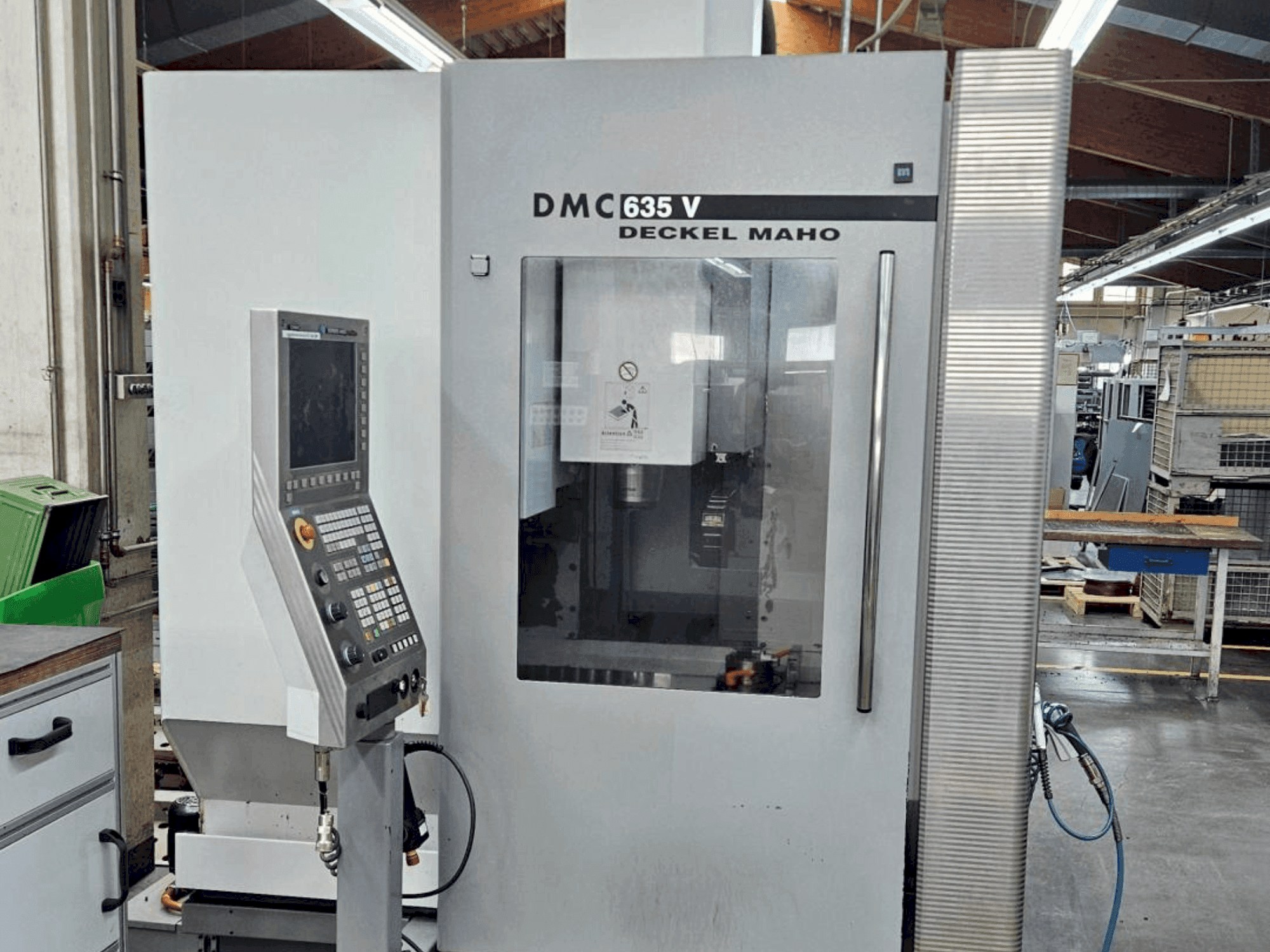 Vooraanzicht van DMG DECKEL MAHO DMC 635V machine