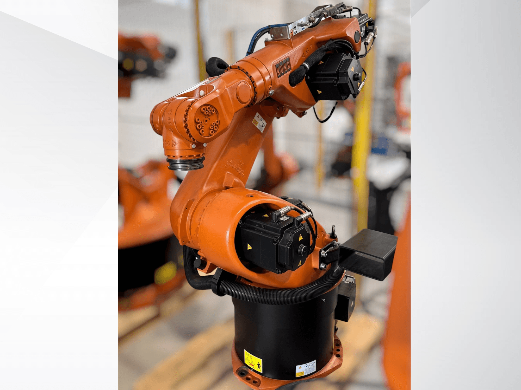 KUKA KR 60-3 robotarm in oranje; zijaanzicht met basis, gewrichten en besturingsmodules voor automatiseringstaken.