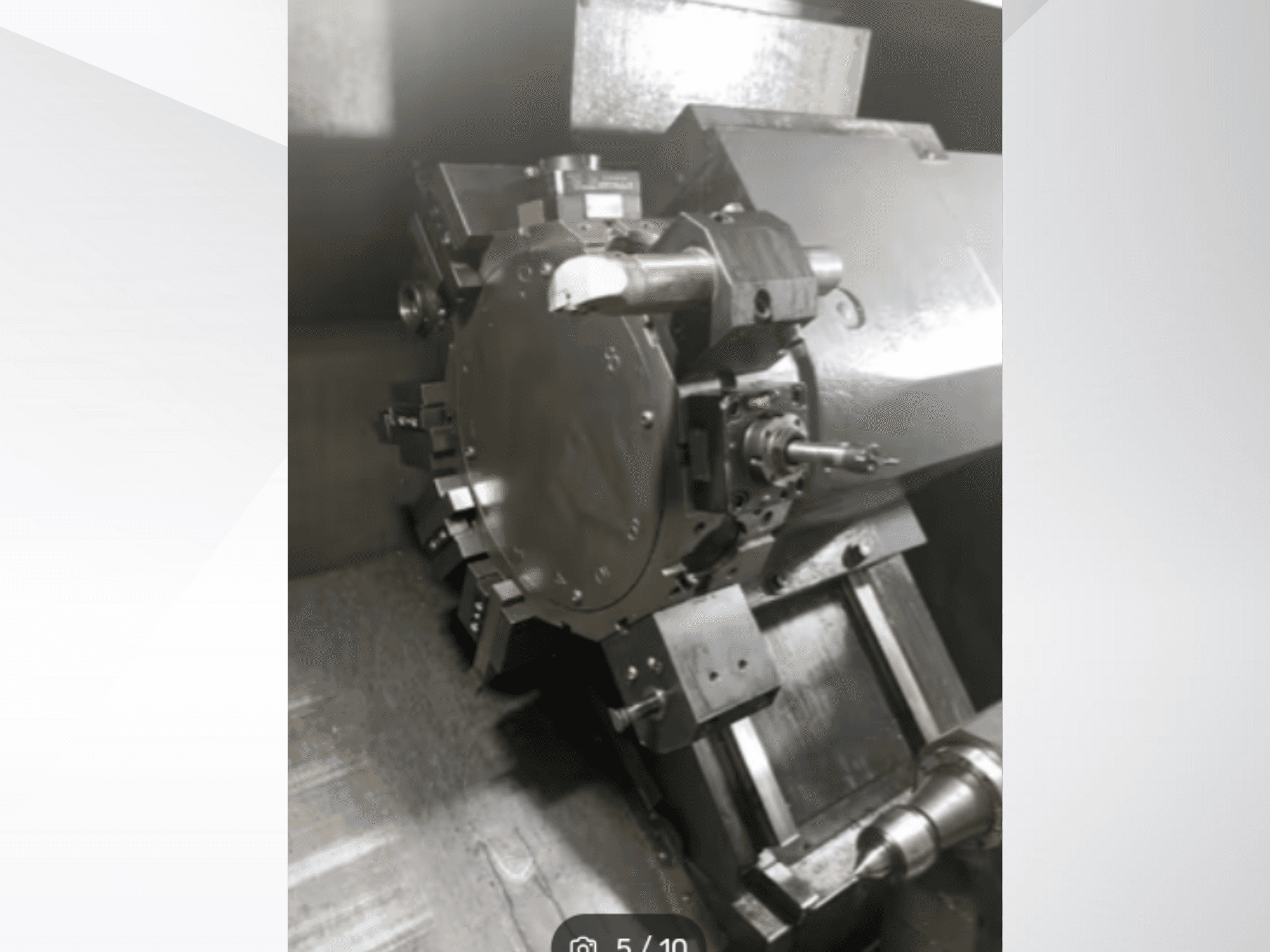 Close-up van een precisiemachineonderdeel met tandwielen en metalen onderdelen, gezien vanuit een schuin perspectief. Geen merk zichtbaar.