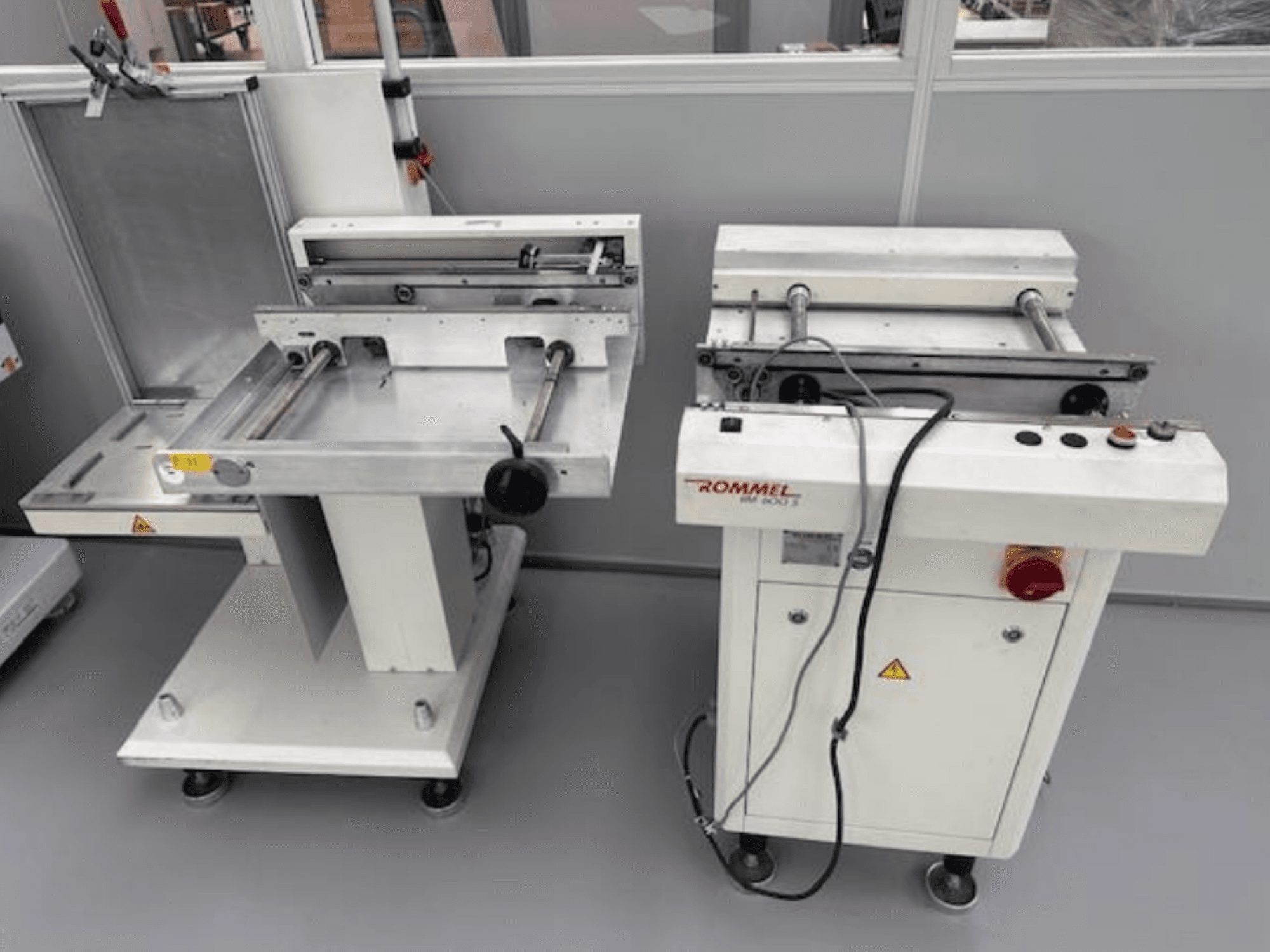 Rommel HM 5033 etiketteermachine, vooraanzicht; voorzien van bedieningspaneel, rollen en roestvrijstalen oppervlakken.