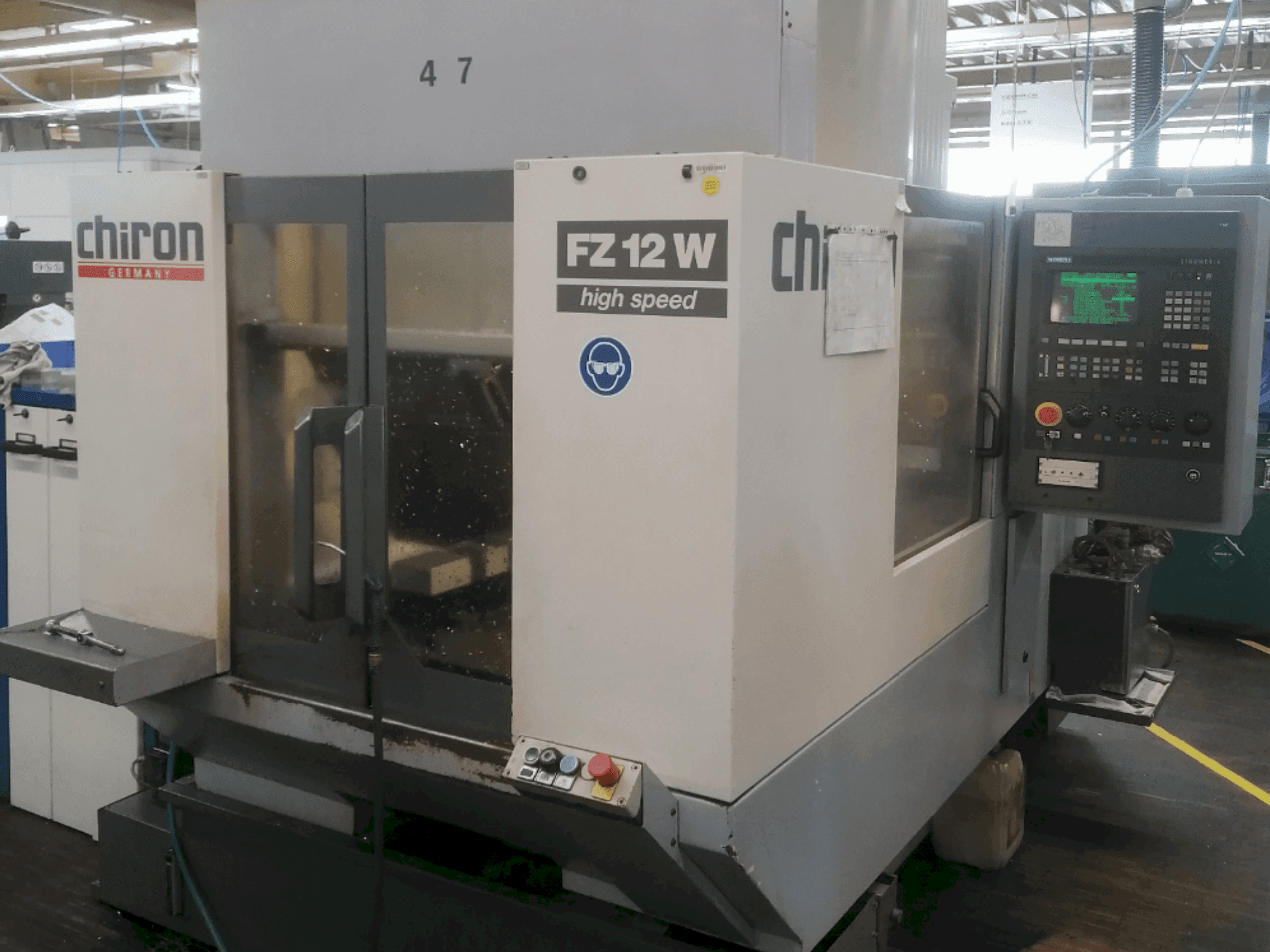 Vooraanzicht van CHIRON FZ 12 W machine