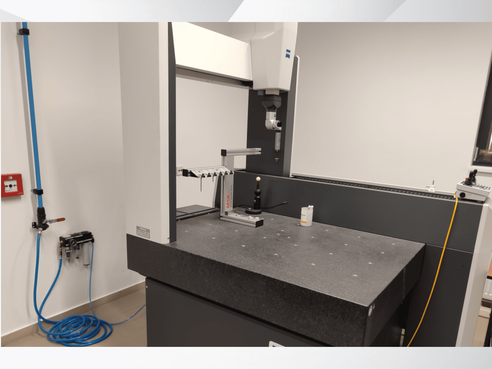 MSR-meetapparaat in een laboratorium, vooraanzicht met granieten tafel, kalibratiebol en aangesloten apparatuur.