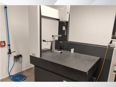 MSR-meetapparaat in een laboratorium, vooraanzicht met granieten tafel, kalibratiebol en aangesloten apparatuur.