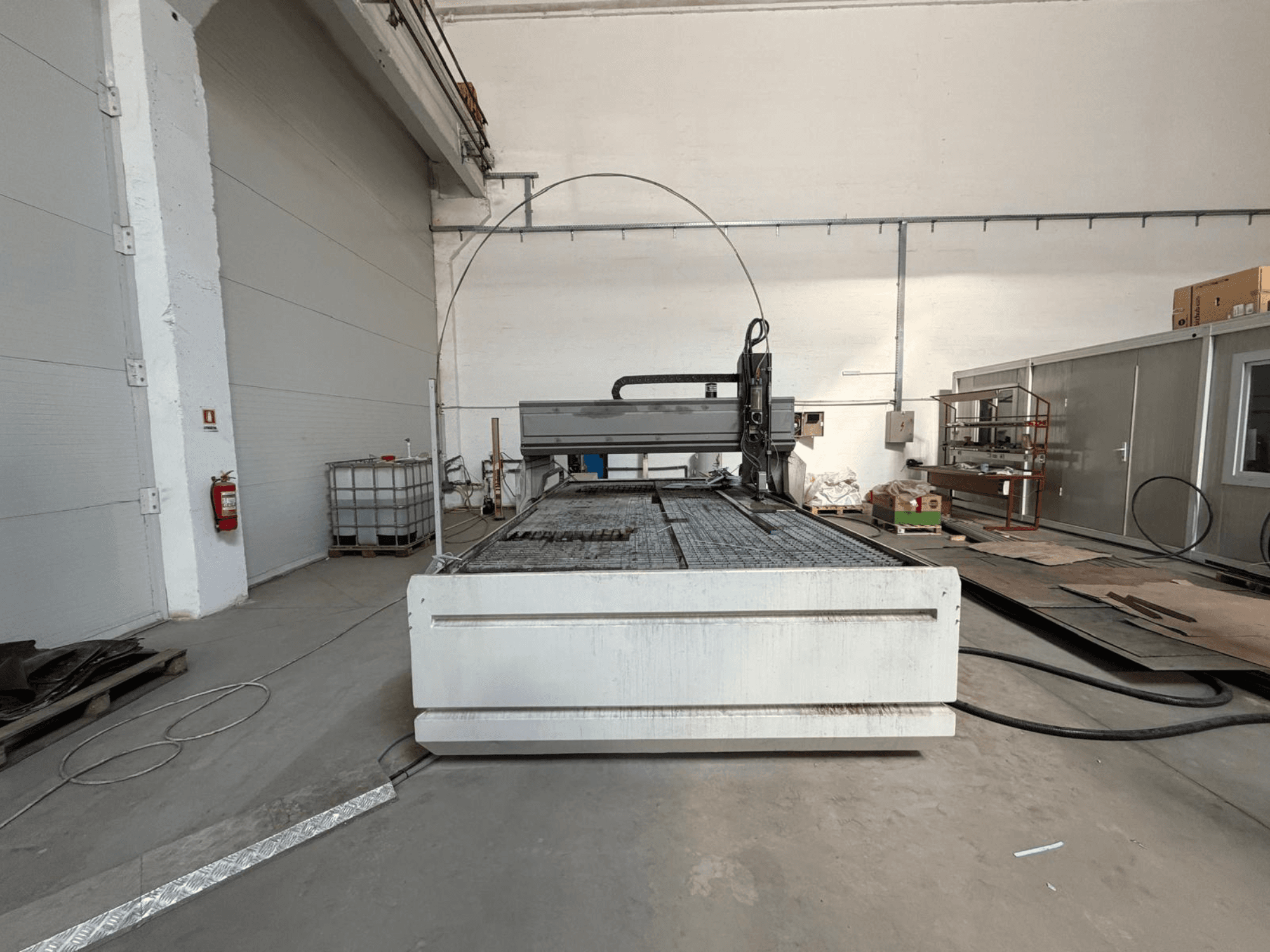 CMS SMARTLINE 2040 waterstraalsnijmachine, vooraanzicht, waarbij het grote vlakke oppervlak en de industriële omgeving goed tot hun recht komen.