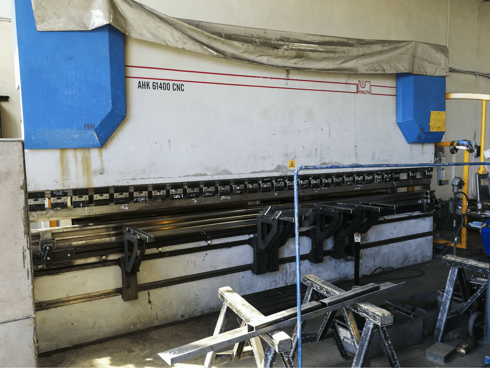 Links zicht van KNUTH AHK 61400 CNC machine