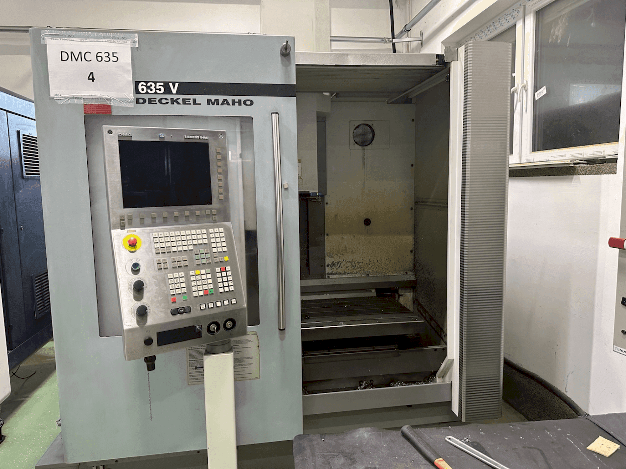 Vooraanzicht van DECKEL MAHO DMC 635 V machine
