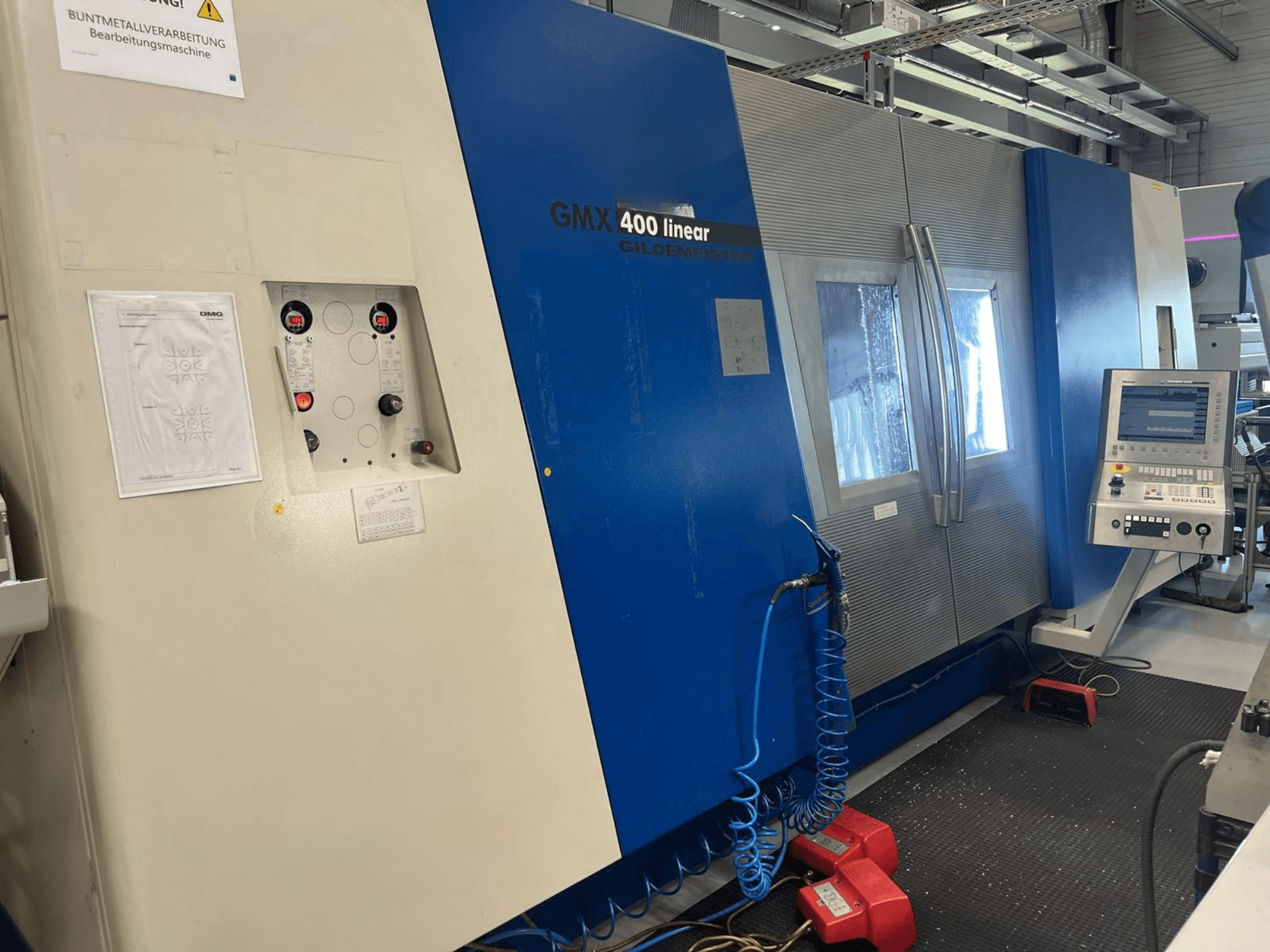 Gildemeister GMX 400 lineair draai-freescentrum, vooraanzicht met bedieningspaneel, koelsysteem en bedieningsknoppen.