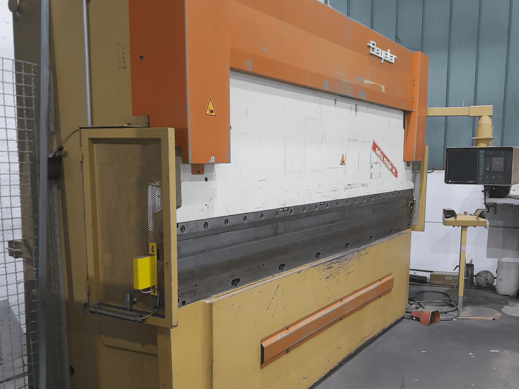 BEYELER RT125x3600 afkantpers in zijaanzicht, met bedieningspaneel en veiligheidsscherm, ideaal voor het buigen van metaal.