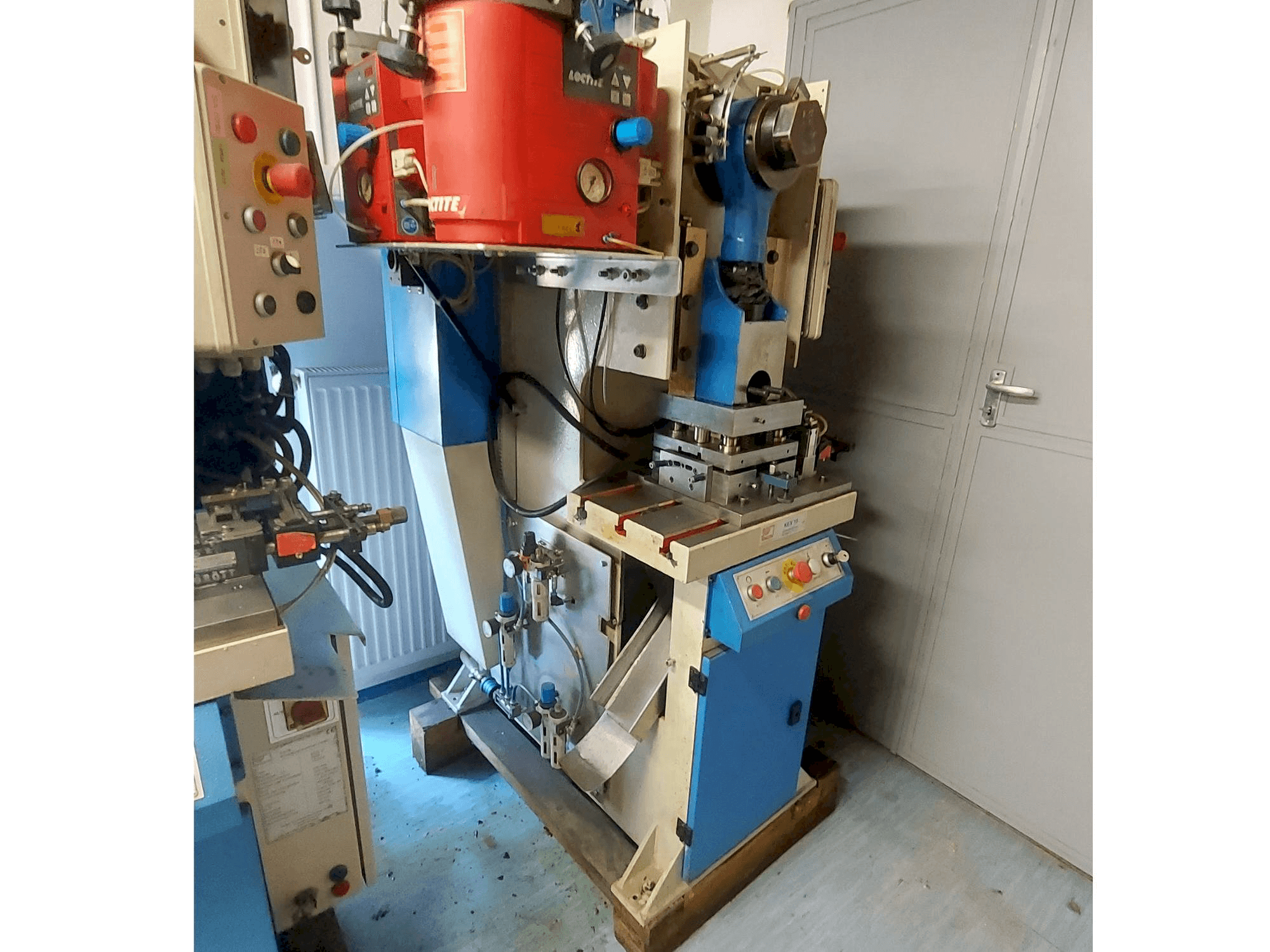 Vooraanzicht van KNUTH KEX 15 machine