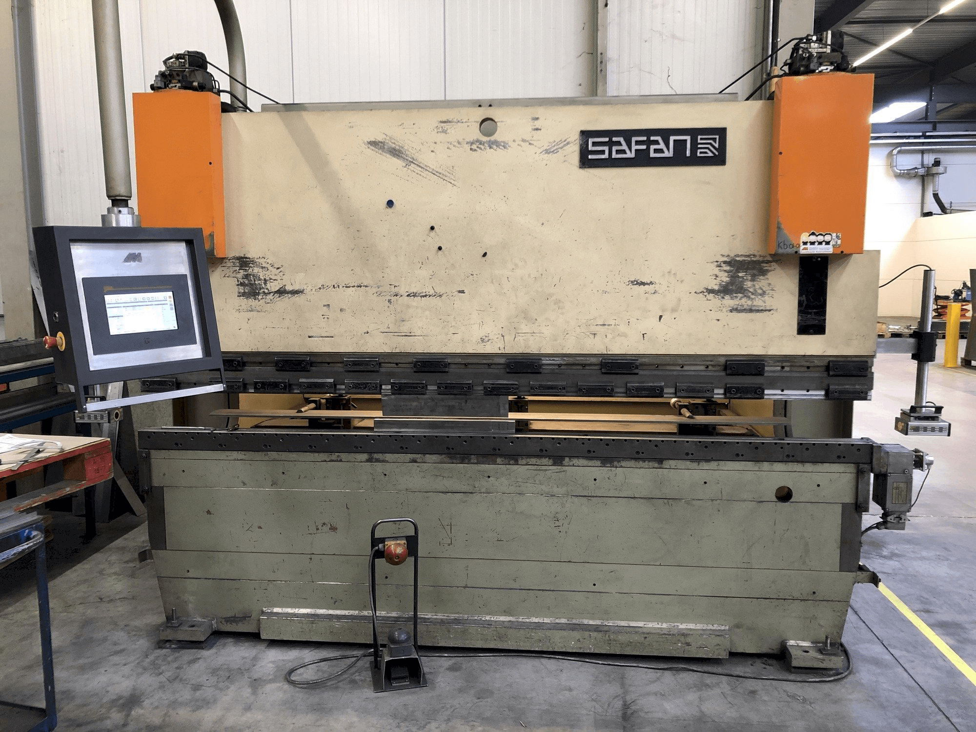 Vooraanzicht van Safan CNCL 110T machine