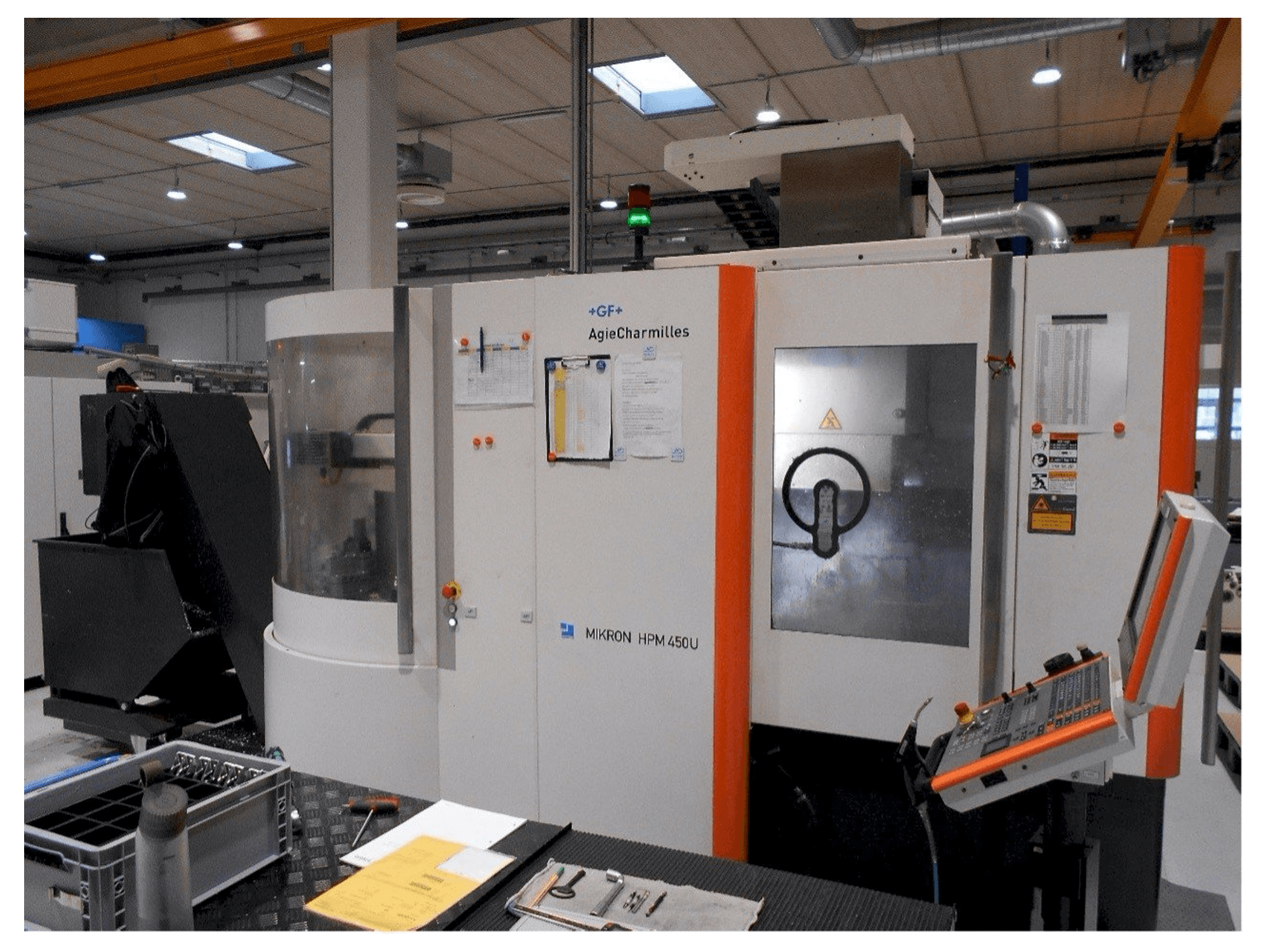 Vooraanzicht van AgieCharmilles Mikron HPM 450U machine