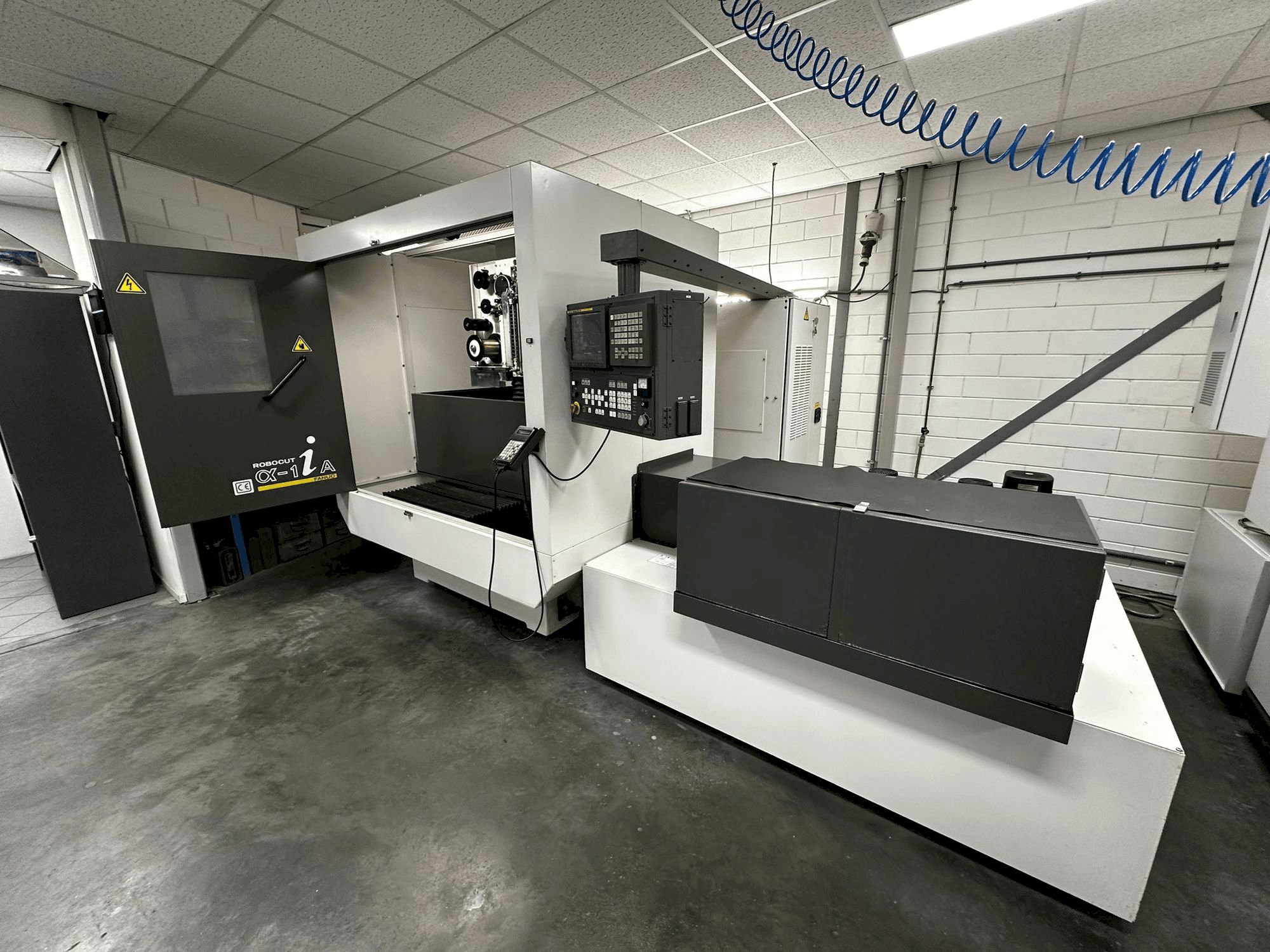Vooraanzicht van FANUC Robocut α-1iA machine