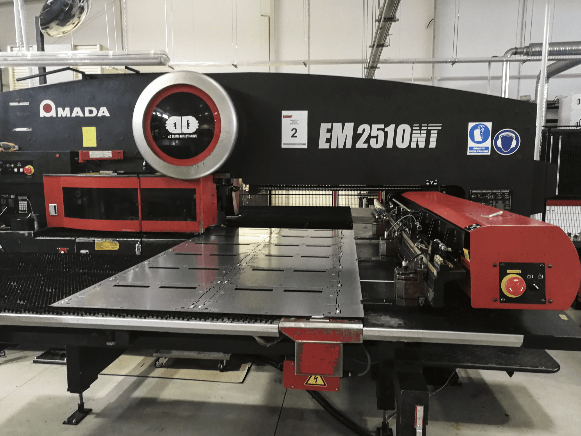 Vooraanzicht van AMADA EM2510NT machine