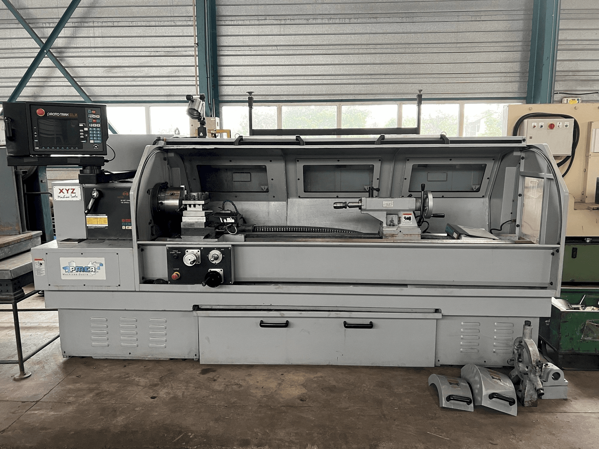 Vooraanzicht van XYZ PROTURN SLX 425-2M machine
