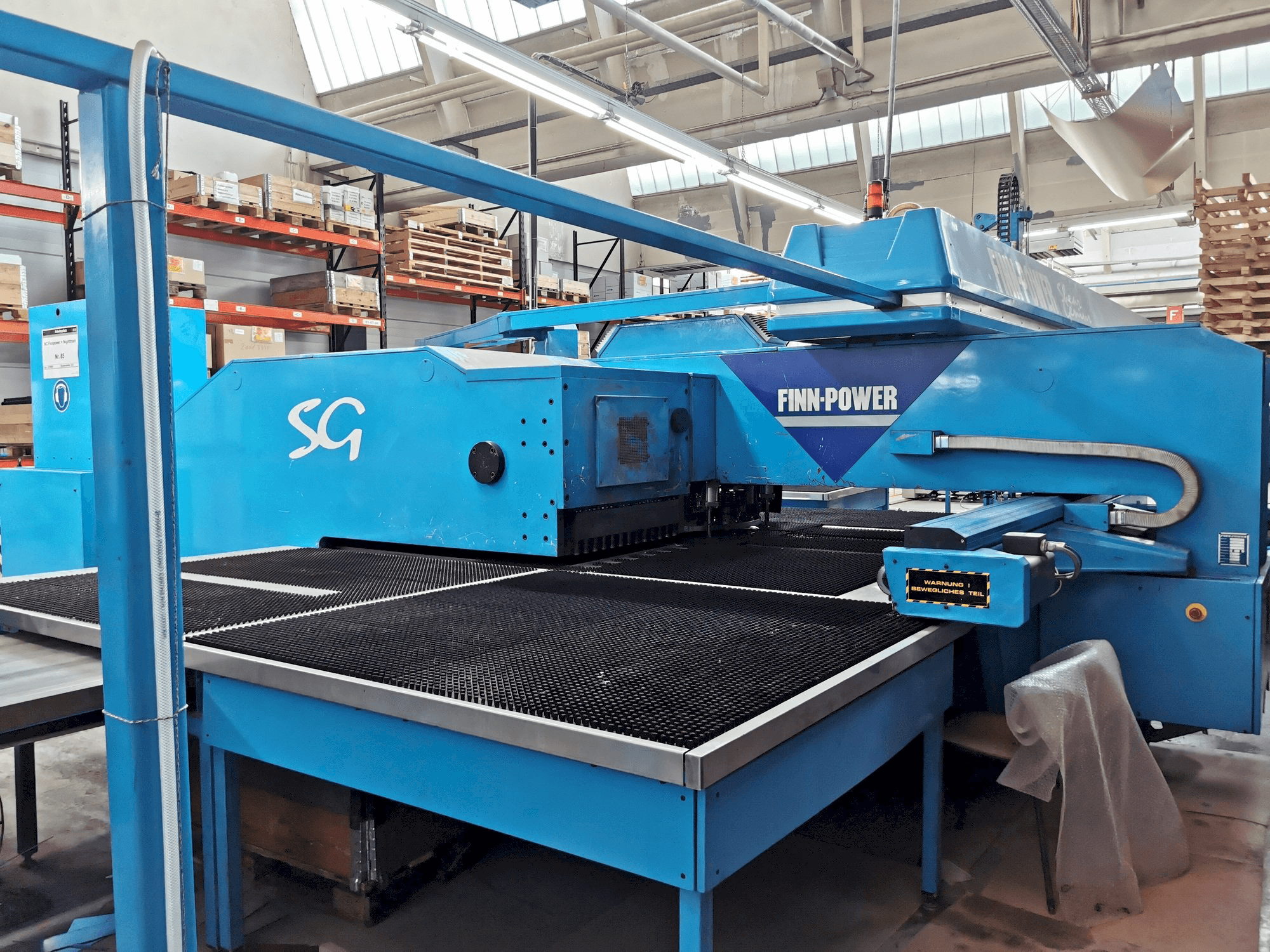 Vooraanzicht van Finn-Power RS 1000/38 machine