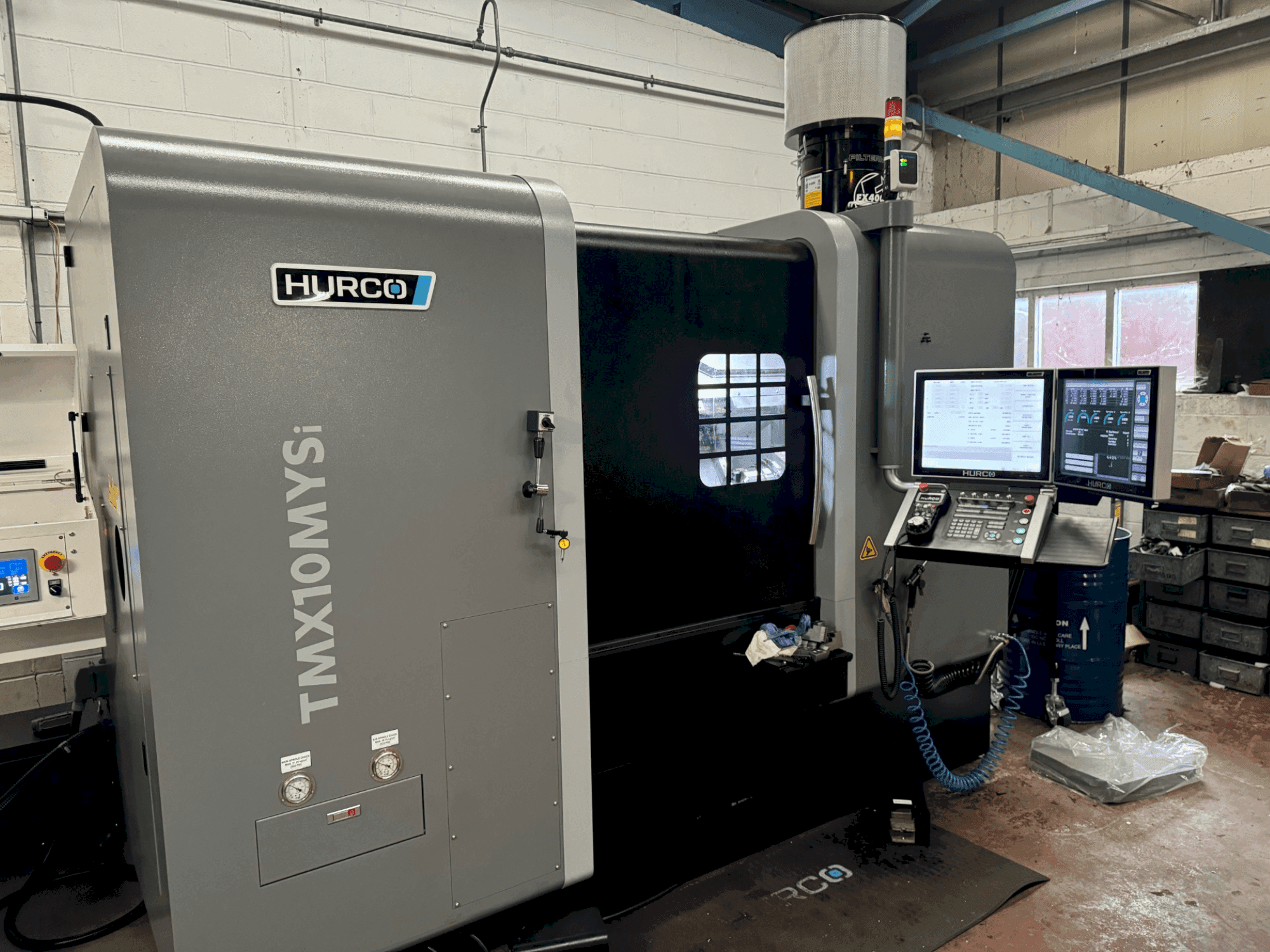 Vooraanzicht van Hurco TMX10-MYSi machine