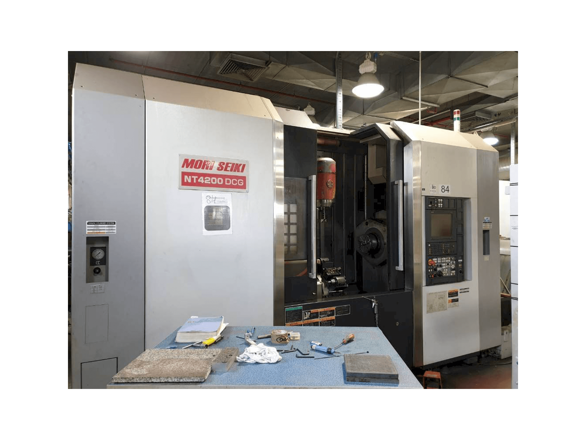 Vooraanzicht van MORI SEIKI NT4200 DCG machine