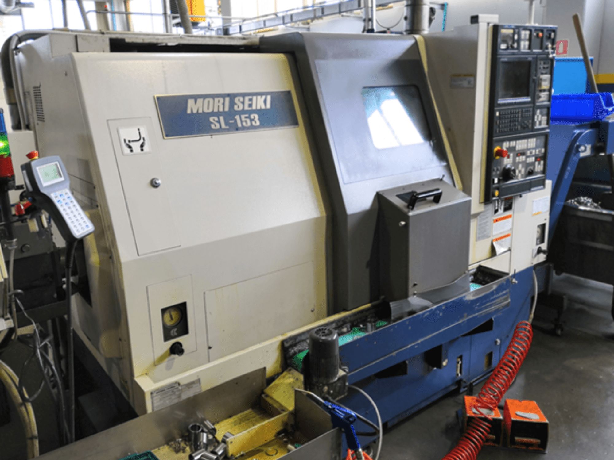 MORI SEIKI SL-153 SMC horizontale draaimachine, vooraanzicht, met het bedieningspaneel en de bedieningsfuncties.