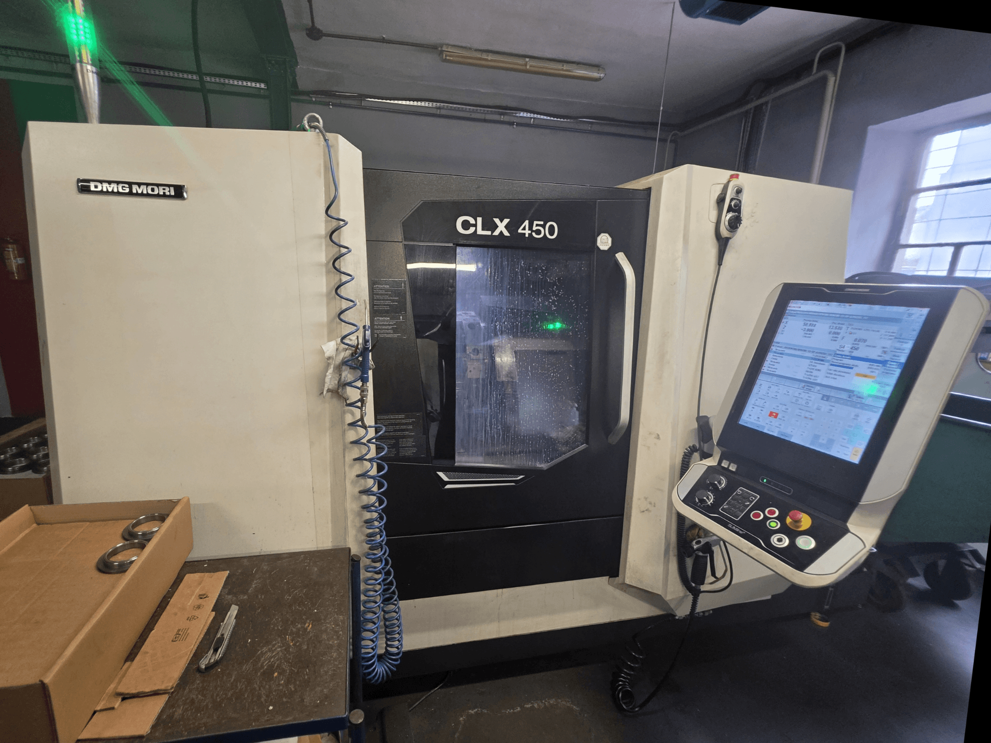 DMG MORI CLX 450 V3 horizontale draaimachine, vooraanzicht met bedieningspaneel, koelsysteem en werkgebied.