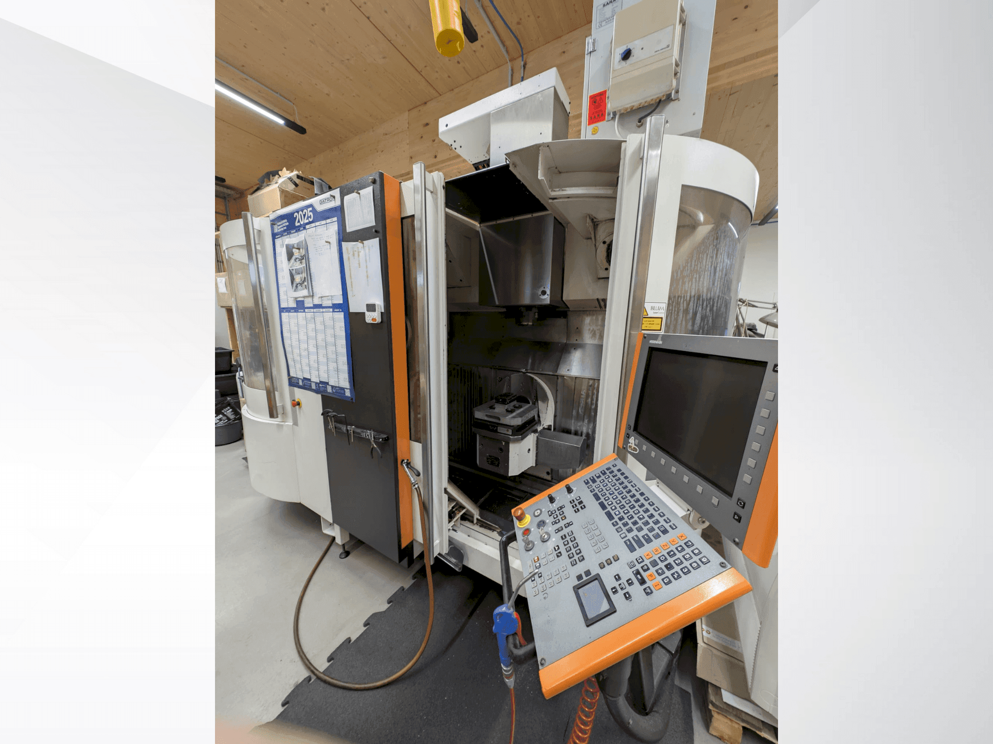 Vooraanzicht van MIKRON UCP 600 Vario machine